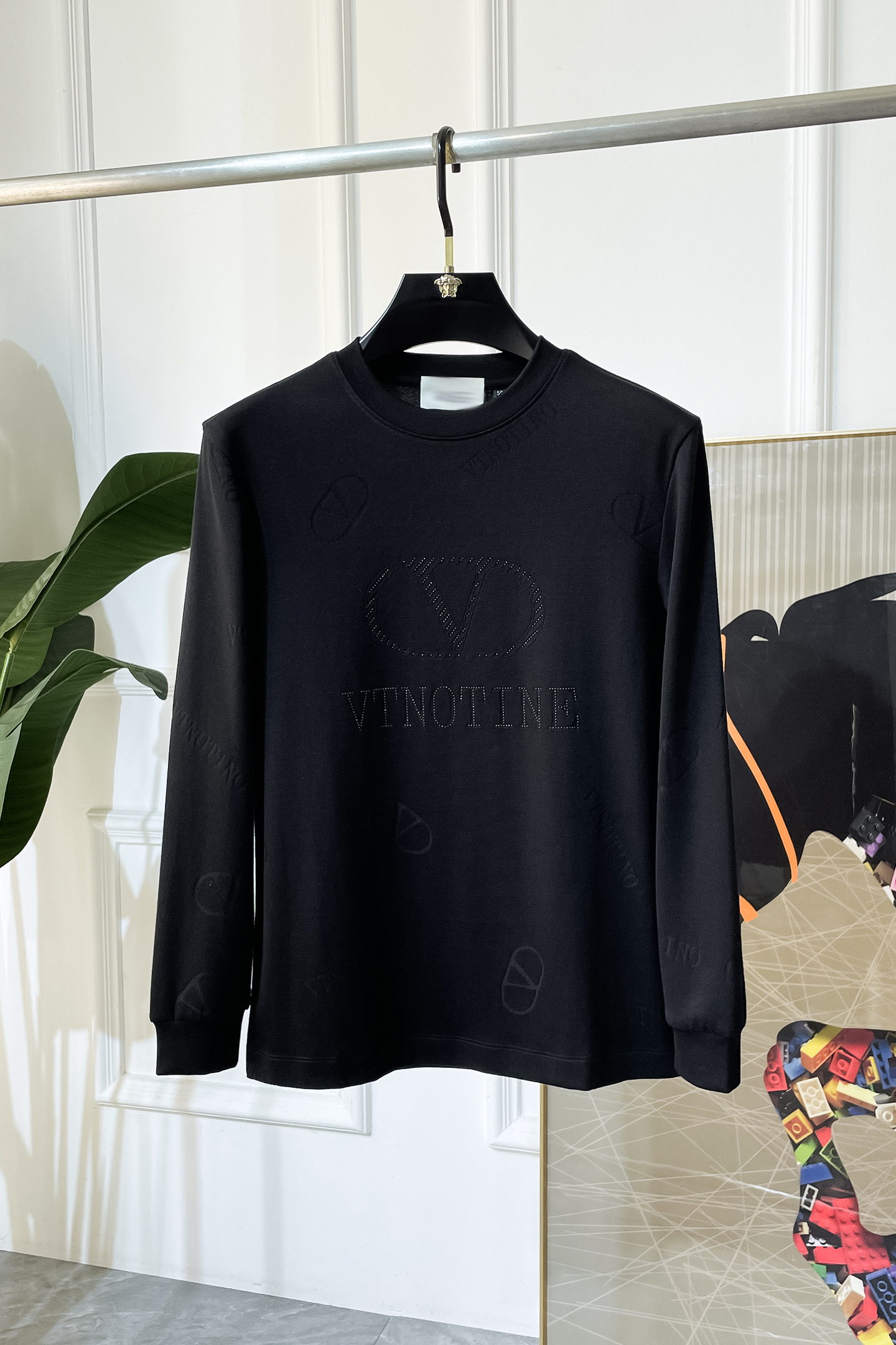 NO:524238,Valentino - SS autumn clothing is a big hit long-sleeved T-shirt, which uses customized high-end cotton fabrics. Fashionable and big-name element logo design, soft, delicate, comfortable and warm, made with multiple craftsmanship. Basic base shirts are indispensable for men's wardrobe. They can be matched with various clothing anytime and anywhere to meet your daily needs. The clothes are simple but not simple. Dear, hurry up and buy them. Standard version size M~3XL, up to 200 pounds!  , valentino,tees,t-shirt,alexander wang19860909华伦天奴 - ss秋装大爆款长袖T恤,采用定制高级棉面料 时尚大牌元素logo设计,柔软细腻舒适保暖,多重工艺制作,男人的衣柜都少不了基础打底衫 随时随地都可以拿来搭配各种服饰 满足您日常生活需求 ,衣服设计简约而不简单 , 亲们赶紧入手 标准版型 尺码M~3XL 最大可穿200斤！,,valentino,tees，t-shirt,alexander wang,Men's clothing