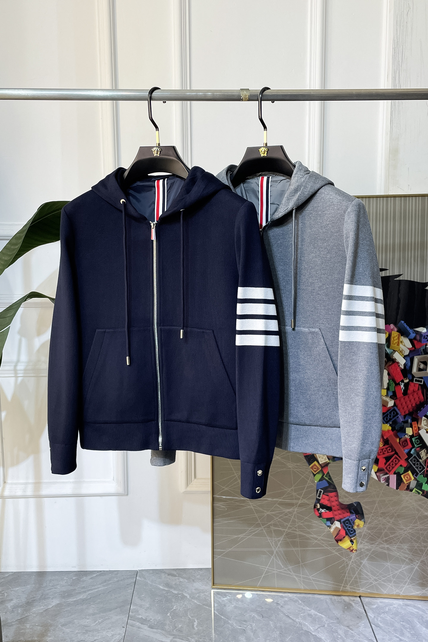 NO:550656,TB- 2025ss autumn and winter boutique jackets, customized high-quality polyester fiber fabric!  Top-level fashion brand elements logo design, complete with three standards!  The original hardware and accessories have smooth lines and exquisite craftsmanship, excellent upper body style, comfortable fabric, windproof and warm, and casual matching are very fashionable, handsome, casual and fashionable men's must-have!  Size M-3XL can wear up to 190 catties!  ,,jackets & coats,jackets & coats,alexander wang19860909TB- 2025ss秋冬大爆款精品夹克外套,定制高品质聚酯纤维面料！顶级时尚大牌元素logo设计,三标齐全！原版五金辅料,线条流畅,工艺精致,上身版型超赞,面料舒适,挡风保暖,随意搭配都非常时尚帅气休闲时尚男仕必备款哦！尺码M-3XL 最大可穿190斤！,,jackets & coats,jackets & coats,alexander wang,Men's clothing