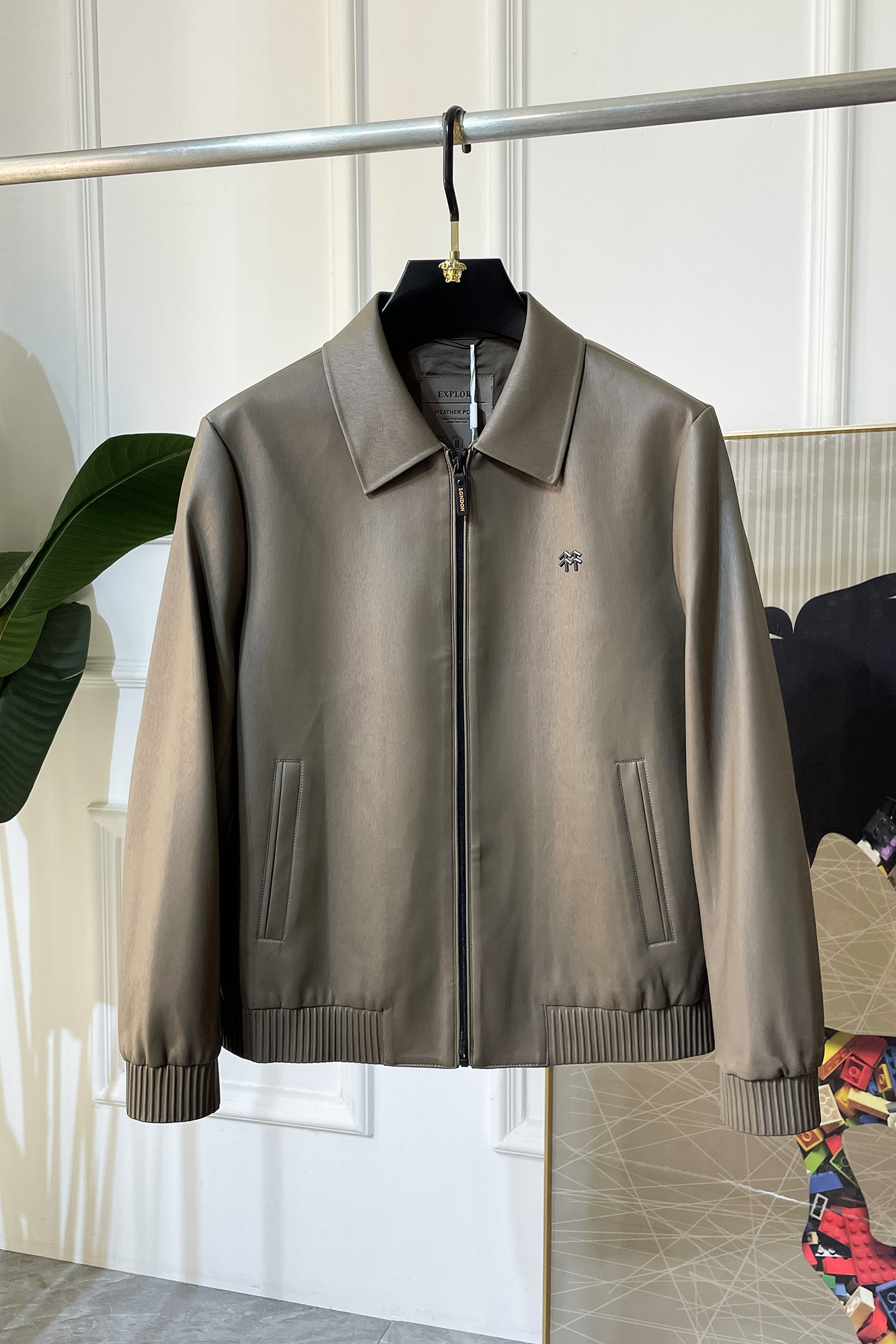 NO:526357,1975ss autumn and winter hot boutique fashionable jackets, customized high-quality polyester fiber fabric!  Top-level fashion brand elements logo design, complete with three standards!  The original hardware and accessories have smooth lines and exquisite craftsmanship, excellent upper body style, comfortable fabric, windproof and warm, and casual matching are very fashionable, handsome, casual and fashionable men's must-have!  Size M-3XL Maximum wearable pounds!  ,,jackets & coats,jackets & coats,alexander wang198609091975ss秋冬大爆款精品时尚夹克外套,定制高品质聚酯纤维面料！顶级时尚大牌元素logo设计,三标齐全！原版五金辅料,线条流畅,工艺精致,上身版型超赞,面料舒适,挡风保暖,随意搭配都非常时尚帅气休闲时尚男仕必备款哦！尺码M-3XL 最大可穿斤！,,jackets & coats,jackets & coats,alexander wang,Men's clothing