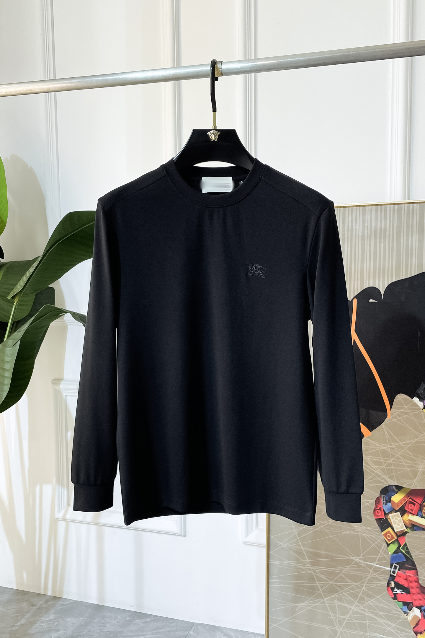 NO:524236,Burberry - SS autumn clothing is a big hit long-sleeved T-shirt, which uses customized high-end cotton fabrics. Fashionable brand element logo design, soft, delicate, comfortable and warm, made with multiple craftsmanship. Basic base shirts are indispensable for men's wardrobe. They can be matched with various clothing anytime and anywhere to meet your daily needs. The clothes design is simple but not simple. Dear, hurry up and buy it. Standard version size M~3XL, up to 200 pounds!  ,burberry,tees,t-shirt,alexander wang19860909巴宝莉 - ss秋装大爆款长袖T恤,采用定制高级棉面料 时尚大牌元素logo设计,柔软细腻舒适保暖,多重工艺制作,男人的衣柜都少不了基础打底衫 随时随地都可以拿来搭配各种服饰 满足您日常生活需求 ,衣服设计简约而不简单 , 亲们赶紧入手 标准版型 尺码M~3XL 最大可穿200斤！,,burberry,tees，t-shirt,alexander wang,Men's clothing