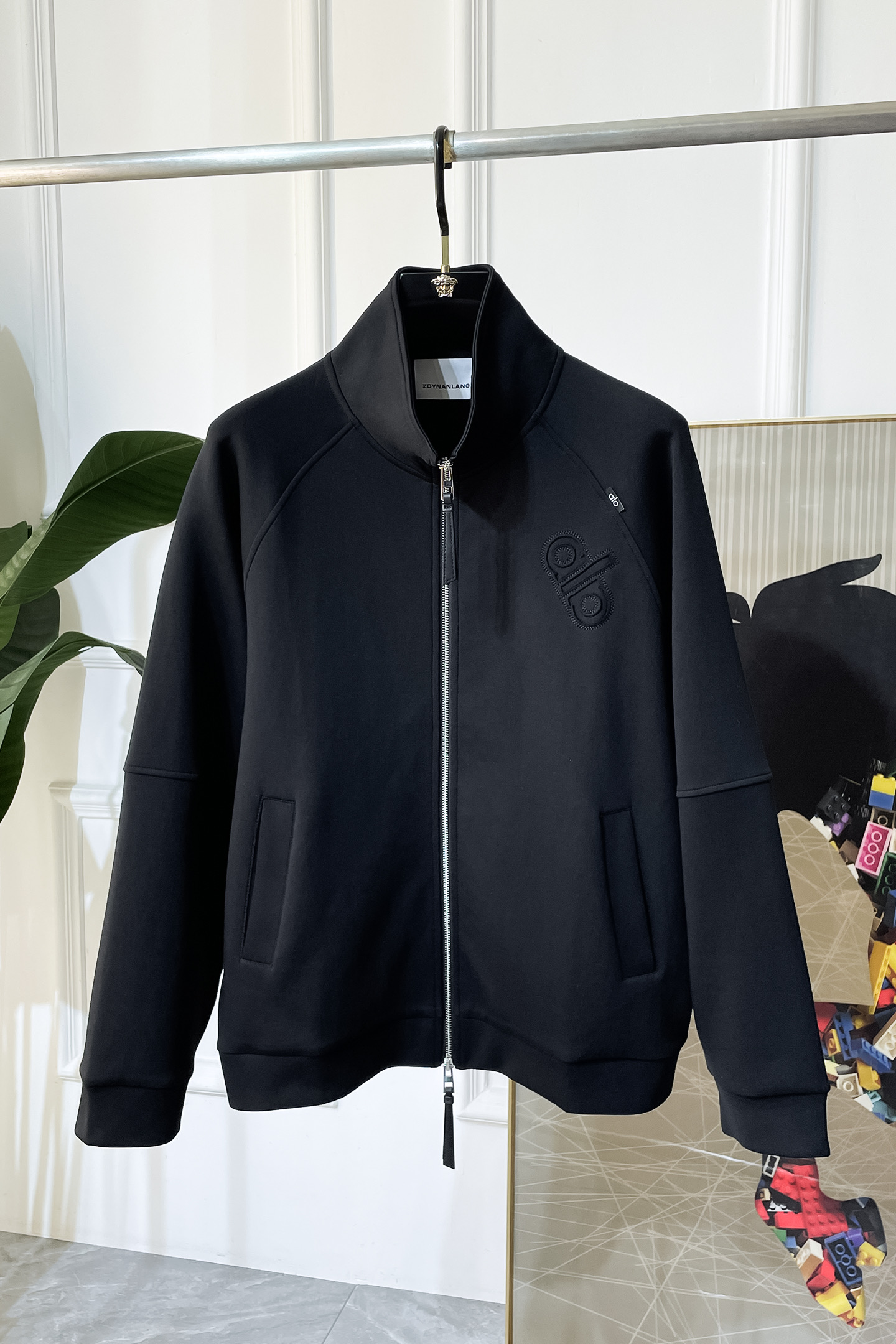 NO:525234,alo-ss big boutique fashion emblem jacket in autumn and winter, customized high-quality polyester fiber fabric!  Top-level fashion brand elements logo design, complete with three standards!  The original hardware and accessories have smooth lines and exquisite craftsmanship, excellent upper body style, comfortable fabric, windproof and warm, and casual matching are very fashionable, handsome, casual and fashionable men's must-have!  Size M-3XL can wear up to 200 catties!  ,,jackets & coats,jackets & coats,alexander wang19860909alo- ss秋冬大爆款精品时尚徽阔夹克外套,定制高品质聚酯纤维面料！顶级时尚大牌元素logo设计,三标齐全！原版五金辅料,线条流畅,工艺精致,上身版型超赞,面料舒适,挡风保暖,随意搭配都非常时尚帅气休闲时尚男仕必备款哦！尺码M-3XL 最大可穿200斤！,,jackets & coats,jackets & coats,alexander wang,Men's clothing