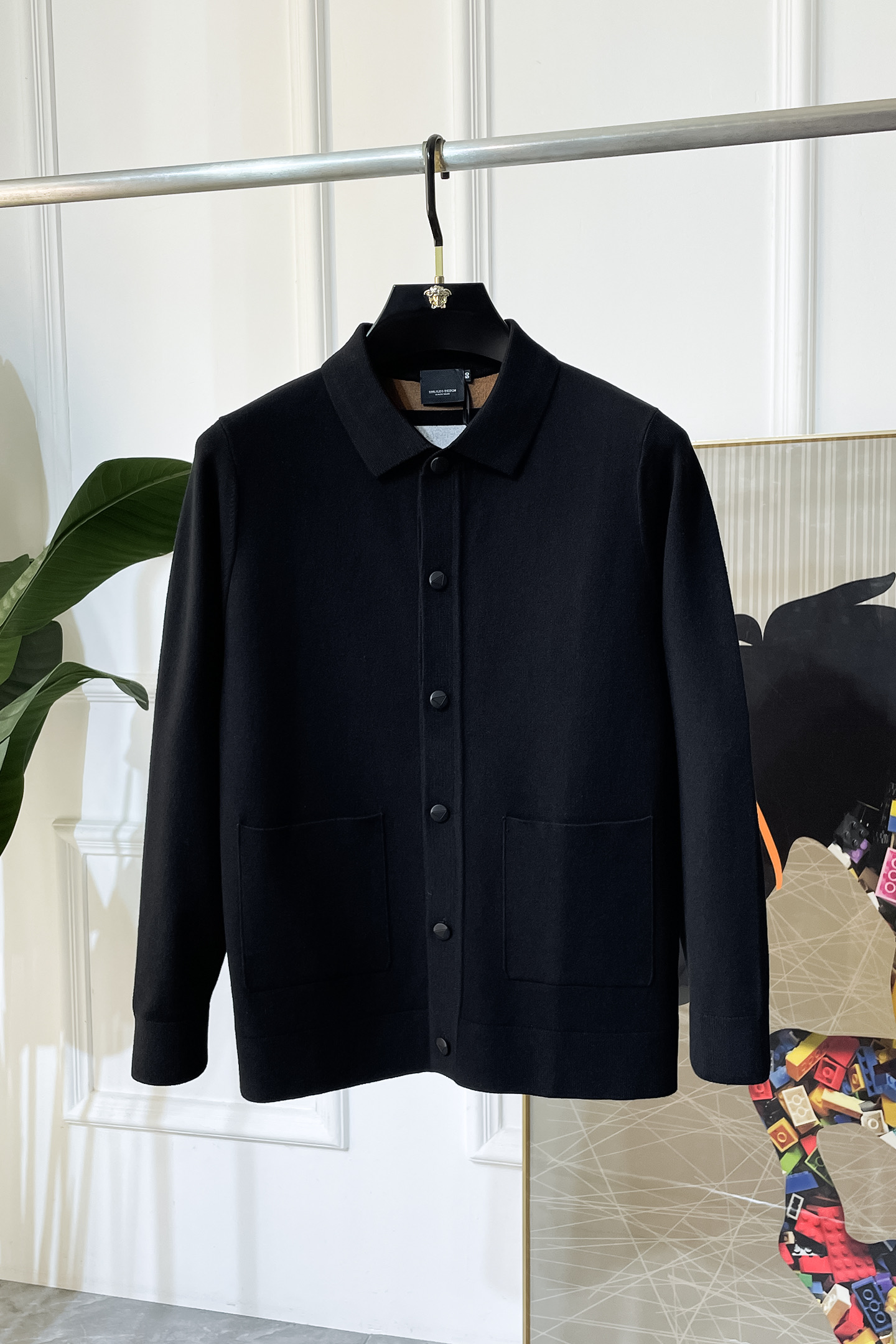 NO:525238,Burberry - New men's wool knitted cardigan jacket for autumn and winter. The counter is selling hot items, and a versatile item for all major fashion buyers. It is simple and fashionable and beautiful, with a gentleman look on the upper body. The whole sweater is not only exquisite in texture, but also fine and fine workmanship. The overall beauty and generous ensure that the silhouette of the clothes is not easy to deform. Customized wool fabrics are neither loose nor tight, and have a very good restoration. A fashion item that combines cold resistance and fashion in autumn and winter. m-3XL, burberry, jackets & coats, sweaters, alexander wang19860909巴宝莉 - 秋冬新款男士羊毛针织开衫外套.专柜在售爆款单品,各大时尚买手明星人手一件的百搭单品.简单时尚甚是好看,上身绅士范十足.整件毛衣不单纹理工艺精美,走线更是精工细作均匀整齐.整体美观大方保证了衣服的廓形不易变形.定制羊毛面料,既不会很宽松也不会很紧绷,恢复性非常好.秋冬御寒与时尚兼备的一款时装单品.m-3XL,,burberry,jackets & coats,sweaters,alexander wang,Men's clothing