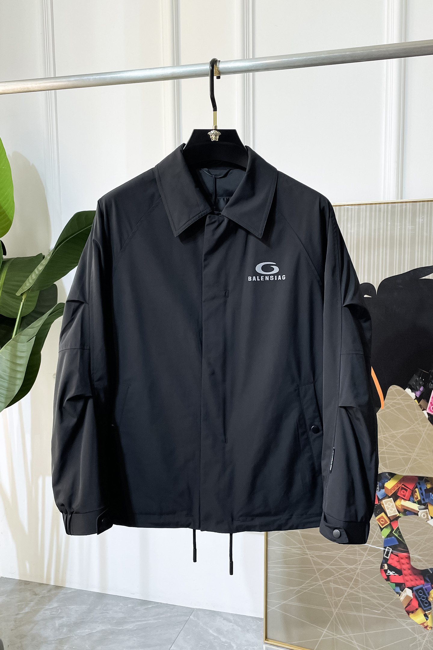 NO:525237,Balenciaga-ss-the most popular boutique fashionable jackets in autumn and winter, customized high-quality polyester fiber fabric!  Top-level fashion brand elements logo design, complete with three standards!  The original hardware and accessories have smooth lines and exquisite craftsmanship, excellent upper body style, comfortable fabric, windproof and warm, and casual matching are very fashionable, handsome, casual and fashionable men's must-have!  Size M-3XL can wear up to 200 catties!  ,,balenciaga,jackets & coats,jackets & coats,alexander wang19860909巴黎世家- ss秋冬大爆款精品时尚夹克外套,定制高品质聚酯纤维面料！顶级时尚大牌元素logo设计,三标齐全！原版五金辅料,线条流畅,工艺精致,上身版型超赞,面料舒适,挡风保暖,随意搭配都非常时尚帅气休闲时尚男仕必备款哦！尺码M-3XL 最大可穿200斤！,,balenciaga,jackets & coats,jackets & coats,alexander wang,Men's clothing