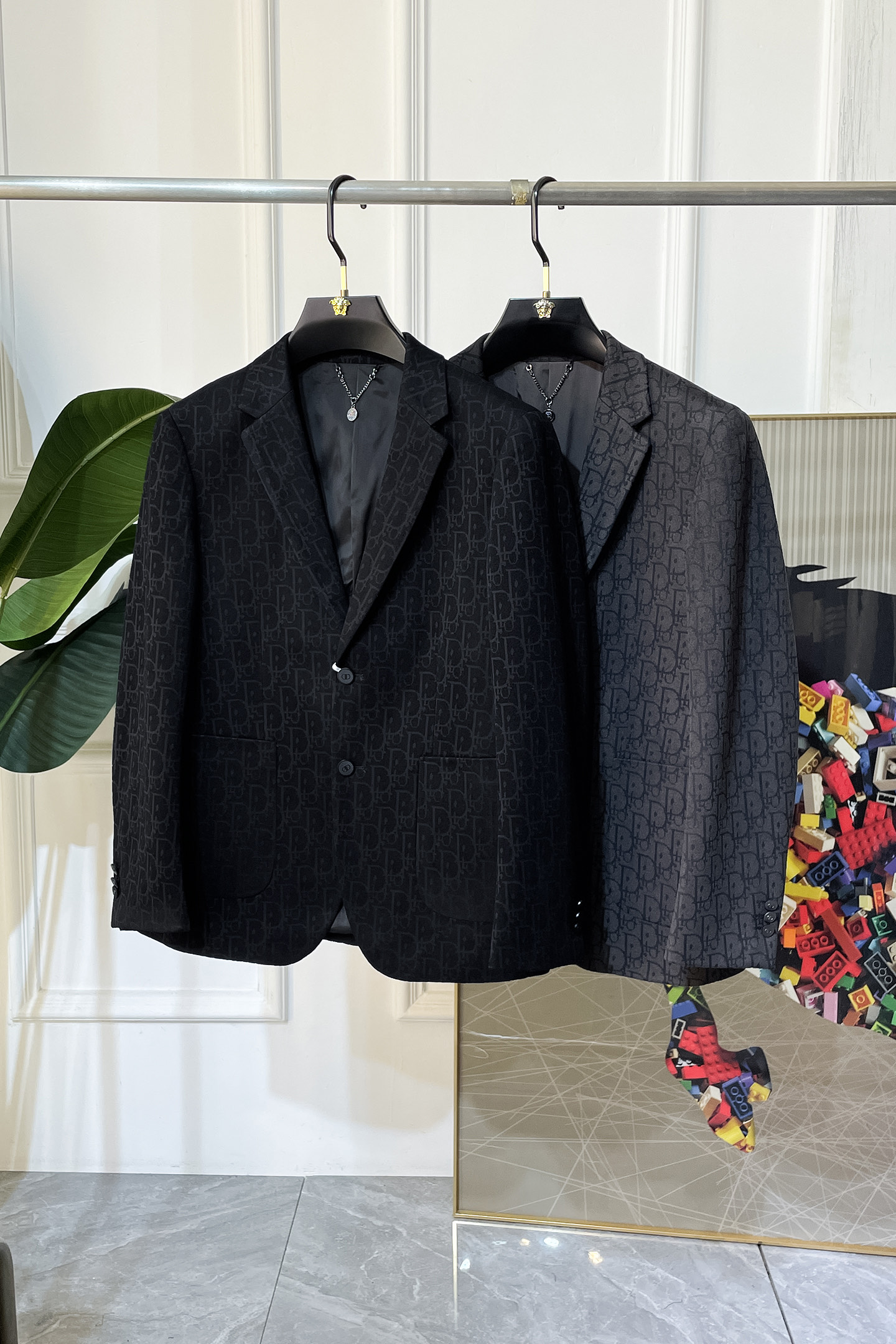 NO:525231,Dior - SS Snake Year's autumn and winter big casual suit jacket is the most fashionable and simple design, atmospheric and decent, and it highlights exquisiteness casually. Fabric This technology customized polyester fiber fabric is not a traditional design, it looks more young and fashionable. Details are very particular. The upper body effect is a regular style but the tailoring is very special. The effect is not loose or slim. It is moderate. No matter how fat and thin you wear it, there are different styles and sizes 48-56,,dior,jackets & coats,business suit,alexander wang19860909迪奥 - ss蛇年秋冬大爆款休闲西装外套 最为时尚简约设计,大气得体,随意中凸显精致.面料 此款科技定制聚酯纤维面料, 不是传统的设计 更加显得年轻时尚 细节 非常讲究 上身效果属于常规款但是剪裁非常特别 效果并不是宽松 也不是修身 属于适中 无论胖瘦穿上身 都有不同的风格尺码48-56,,dior,jackets & coats,business suit,alexander wang,Men's clothing