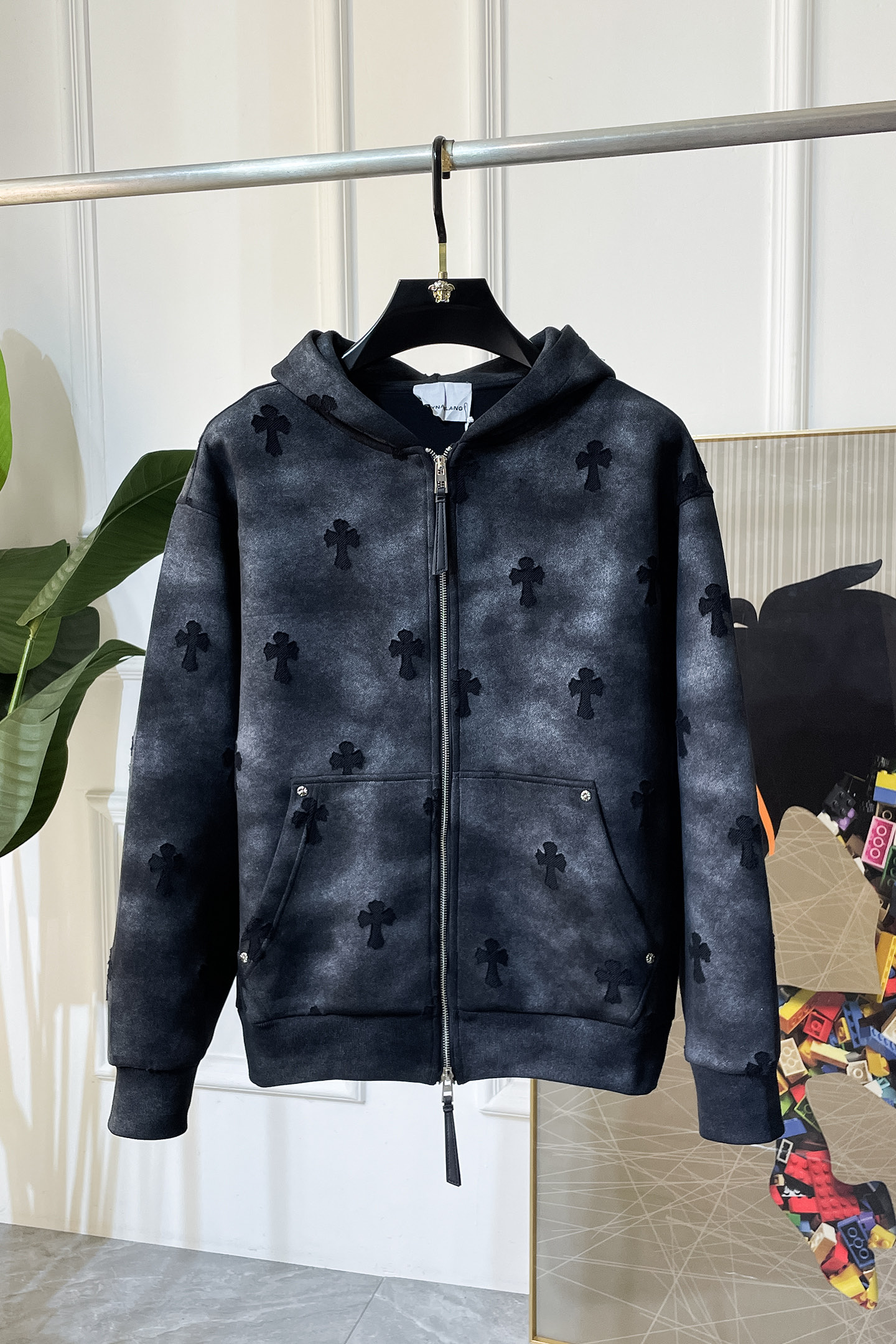 NO:525232,Crowxin-ss-SF-winter boutique fashion emblem jacket, customized high-quality polyester fiber fabric!  Top-level fashion brand elements logo design, complete with three standards!  The original hardware and accessories have smooth lines and exquisite craftsmanship, excellent upper body style, comfortable fabric, windproof and warm, and casual matching are very fashionable, handsome, casual and fashionable men's must-have!  Size M-3XL can wear up to 200 catties!  ,,chrome hearts,jackets & coats,jackets & coats,alexander wang19860909克罗芯- ss秋冬大爆款精品时尚徽阔夹克外套,定制高品质聚酯纤维面料！顶级时尚大牌元素logo设计,三标齐全！原版五金辅料,线条流畅,工艺精致,上身版型超赞,面料舒适,挡风保暖,随意搭配都非常时尚帅气休闲时尚男仕必备款哦！尺码M-3XL 最大可穿200斤！,,chrome hearts,jackets & coats,jackets & coats,alexander wang,Men's clothing