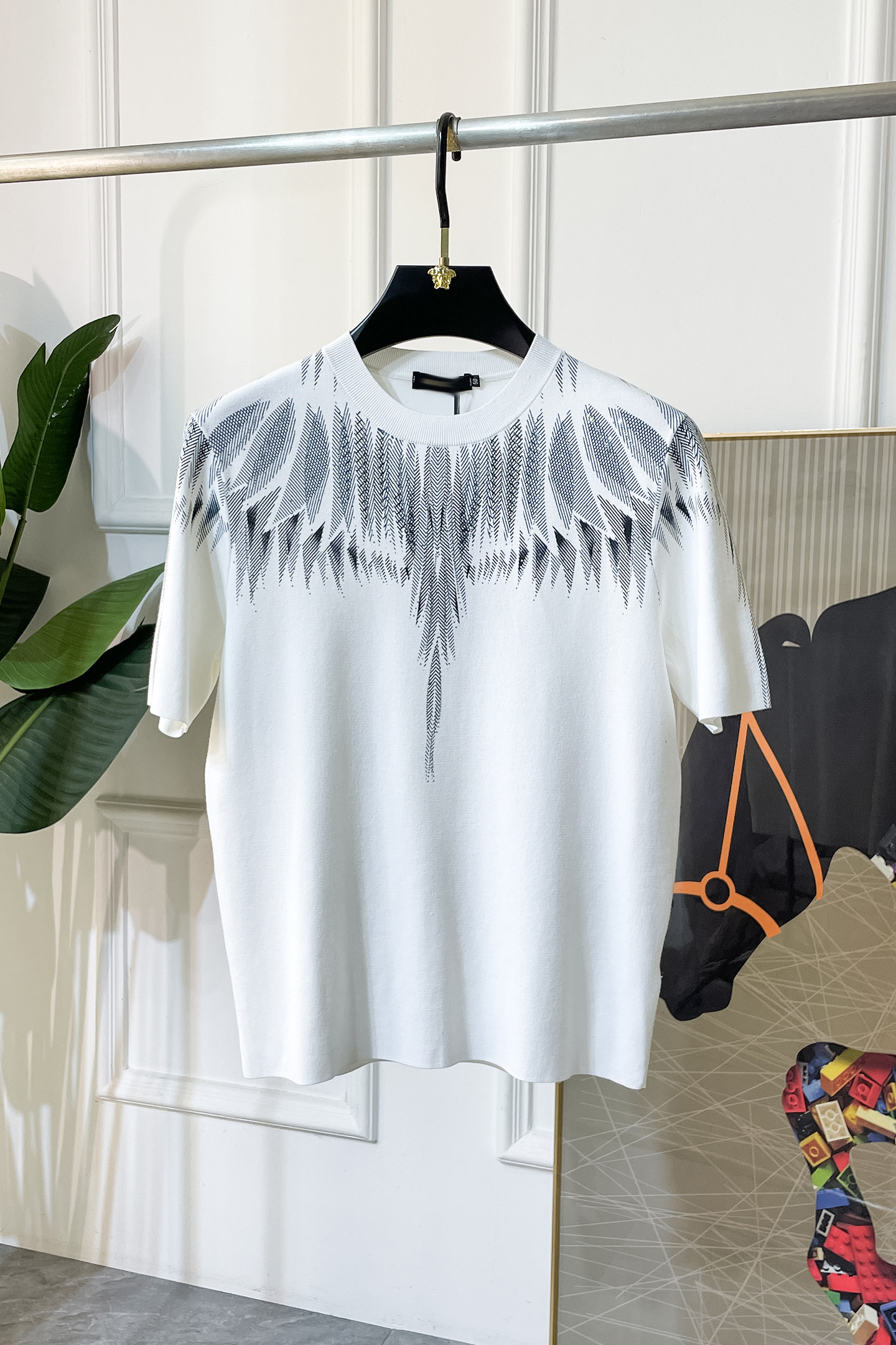 NO:527386,Givenchy -ss autumn and winter half-sleeved base shirt series!  Casual business wear, essential for inner wear, selected top-grade - worsted mulberry silk blended fabric, delicate feel, close-fitting and comfortable without tying, good upper body style, warm wear, the counter logo design is very unique, male gods, don’t miss it!  Size M-3XL, given,alexander wang19860909纪梵希 -ss秋冬半袖打底衫系列！休闲商务外穿 内搭必备款,精选上等-精纺桑蚕丝混纺面料,面料手感细腻,贴身舒适不扎肉,上身版型好 穿着保暖,专柜标志设计非常独特,男神们别错过！ 尺码 M-3XL,,givenchy,alexander wang,Men's clothing