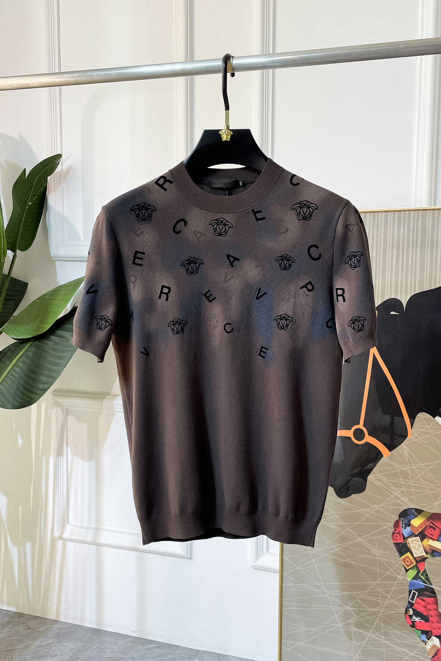 NO:527400,Versace -ss autumn and winter half-sleeved base shirt series!  Casual business wear, essential for inner wear, selected top-grade - worsted mulberry silk blended fabric, delicate feel, close-fitting and comfortable without tying, good upper body style, warm wear, the counter logo design is very unique, male gods, don’t miss it!  Size M-3XL, versace,alexander wang19860909范思哲 -ss秋冬半袖打底衫系列！休闲商务外穿 内搭必备款,精选上等-精纺桑蚕丝混纺面料,面料手感细腻,贴身舒适不扎肉,上身版型好 穿着保暖,专柜标志设计非常独特,男神们别错过！ 尺码 M-3XL,,versace,alexander wang,Men's clothing