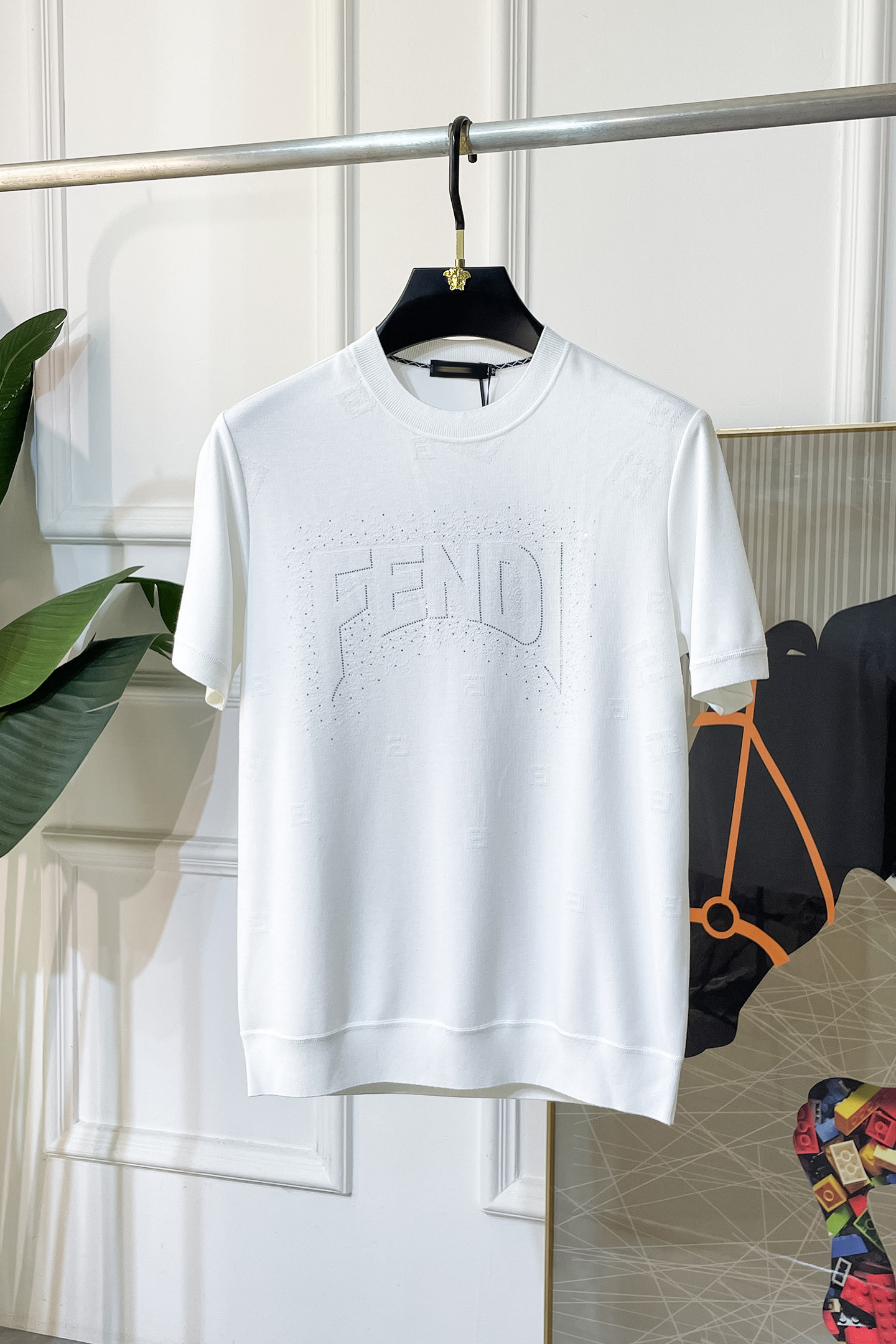 NO:527397,Fendi -ss autumn and winter half-sleeved base shirt series!  Casual business wear, essential for inner wear, selected top-grade - worsted mulberry silk blended fabric, delicate feel, close-fitting and comfortable without tying, good upper body style, warm wear, the counter logo design is very unique, male gods, don’t miss it!  Size M-3XL, fendi,alexander wang19860909芬迪 -ss秋冬半袖打底衫系列！休闲商务外穿 内搭必备款,精选上等-精纺桑蚕丝混纺面料,面料手感细腻,贴身舒适不扎肉,上身版型好 穿着保暖,专柜标志设计非常独特,男神们别错过！ 尺码 M-3XL,,fendi,alexander wang,Men's clothing