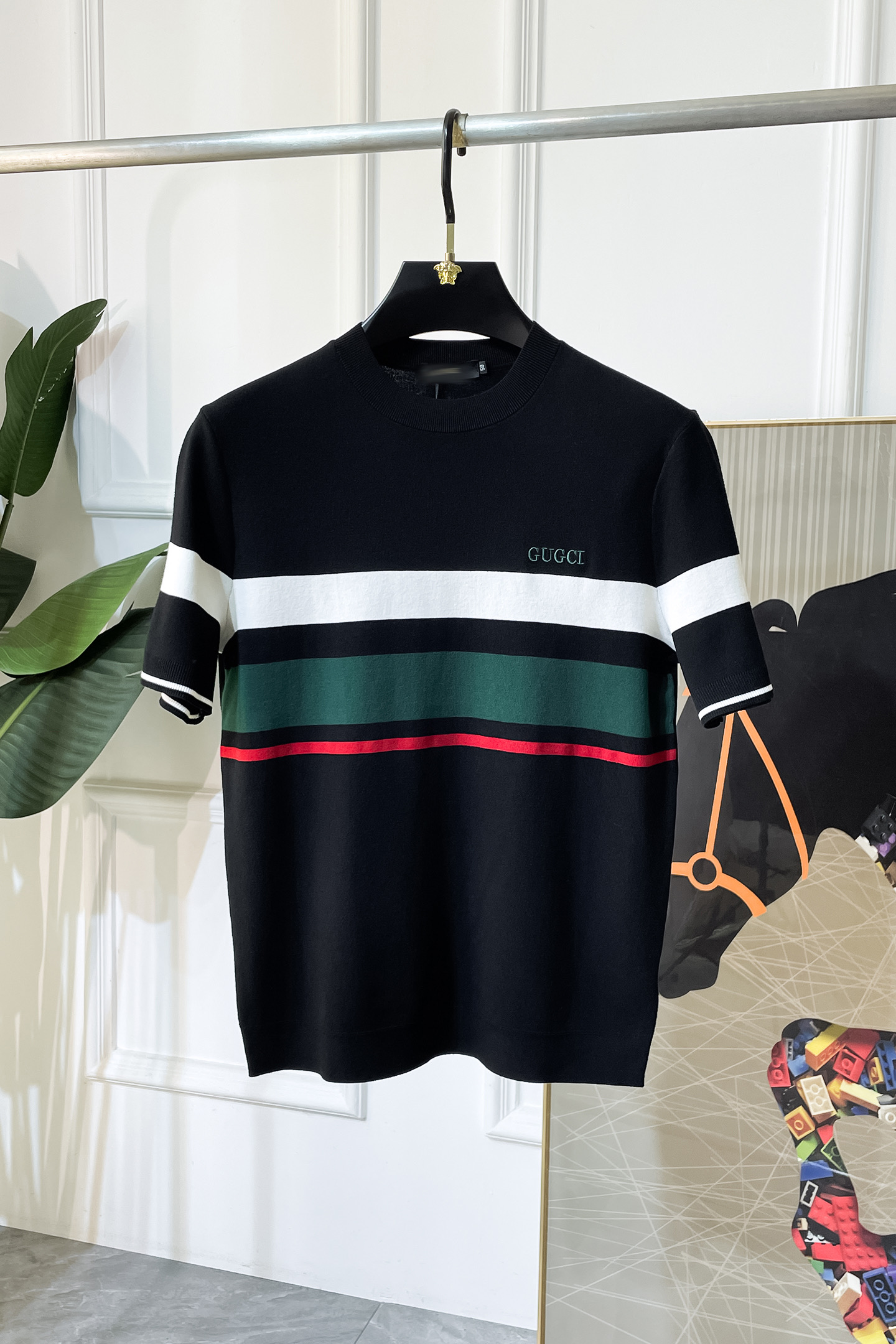 NO:527411,Guqi -ss autumn and winter half-sleeved base shirt series!  Casual business wear, essential for inner wear, selected top-grade - worsted mulberry silk blended fabric, delicate feel, close-fitting and comfortable without tying, good upper body style, warm wear, the counter logo design is very unique, male gods, don’t miss it!  Size M-3XL, alexander wang19860909古奇 -ss秋冬半袖打底衫系列！休闲商务外穿 内搭必备款,精选上等-精纺桑蚕丝混纺面料,面料手感细腻,贴身舒适不扎肉,上身版型好 穿着保暖,专柜标志设计非常独特,男神们别错过！ 尺码 M-3XL,,alexander wang,Men's clothing