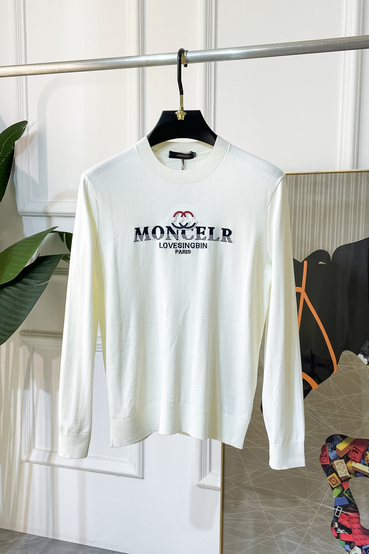 NO:538150,The 2025ss autumn and winter counter has a big hit knitted sweater, casual and fashionable outside, a must-have for inner wear, customized imported wool blend fabric, the fabric feels delicate, close-fitting and comfortable without thorning, the upper body style is good, the counter logo design is very unique, the original quality and craftsmanship is absolutely the highest version in the market, the top original version is super-skinned, soft and crisp, not easy to deform. The lock edge sewing plates are very rigorous and exquisite, and absolutely first-line OEM requirements!  Don't miss it, male gods!  Size M-3XL, Moncler,alexander wang19860909蒙口 - 2025ss秋冬专柜大爆款针织毛衫,休闲时尚外穿 内搭必备款,定制进口羊毛混纺面料,面料手感细腻,贴身舒适不扎肉,上身版型好 穿着保暖,专柜标志设计非常独特,原版品质与工艺 绝对市场最高版本 顶级原版穿着超赞 柔顺挺括,不易变形.锁边缝盘都非常严谨考究 绝对一线代工要求！男神们别错过！ 尺码 M-3XL,,Moncler,alexander wang,Men's clothing