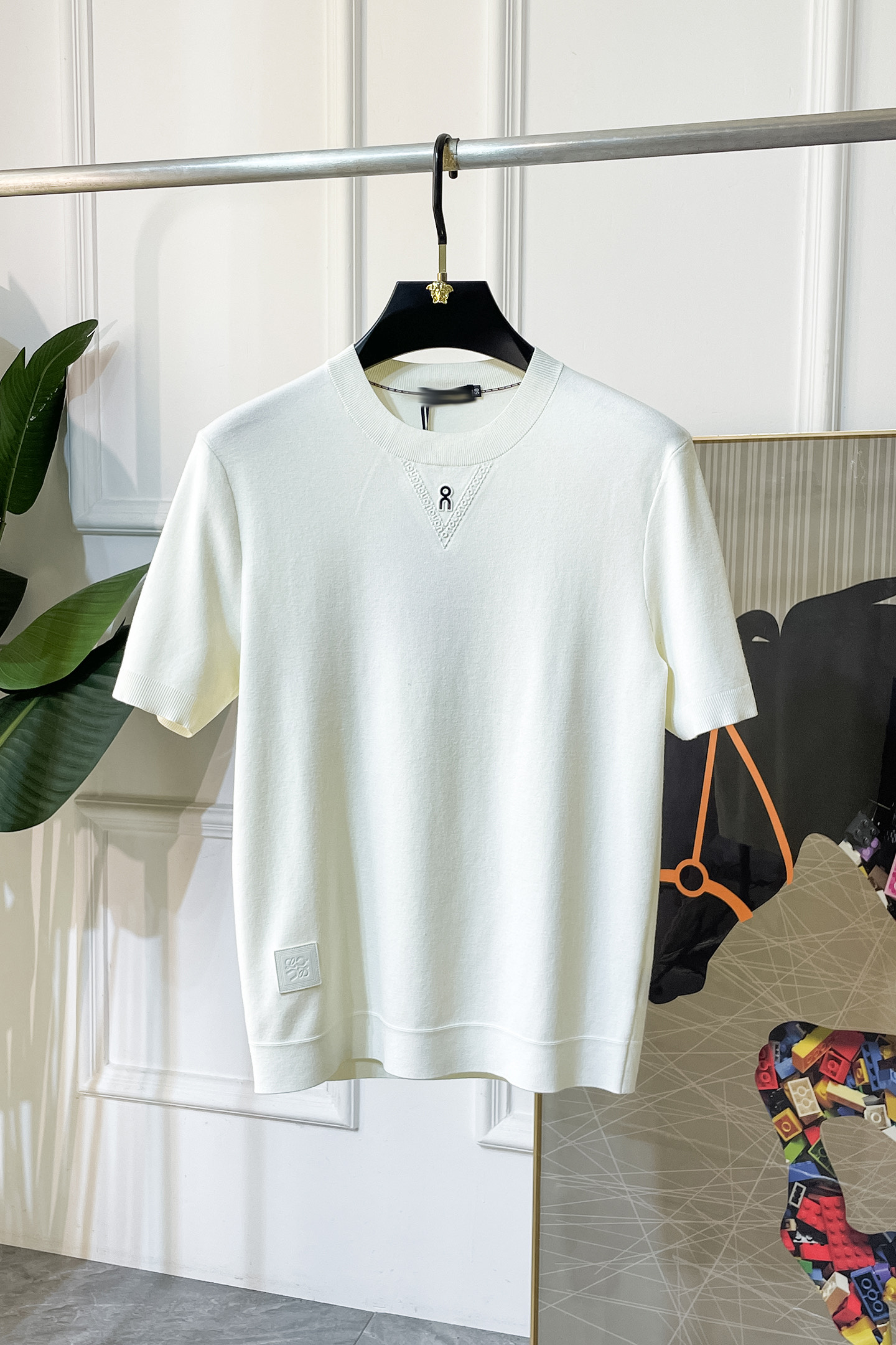 NO:527408,Luo Yiwei -ss autumn and winter half-sleeved base shirt series!  Casual business wear, essential for inner wear, selected top-grade - worsted mulberry silk blended fabric, delicate feel, close-fitting and comfortable without tying, good upper body style, warm wear, the counter logo design is very unique, male gods, don’t miss it!  Size M-3XL, loewe,alexander wang19860909罗意威 -ss秋冬半袖打底衫系列！休闲商务外穿 内搭必备款,精选上等-精纺桑蚕丝混纺面料,面料手感细腻,贴身舒适不扎肉,上身版型好 穿着保暖,专柜标志设计非常独特,男神们别错过！ 尺码 M-3XL,,loewe,alexander wang,Men's clothing