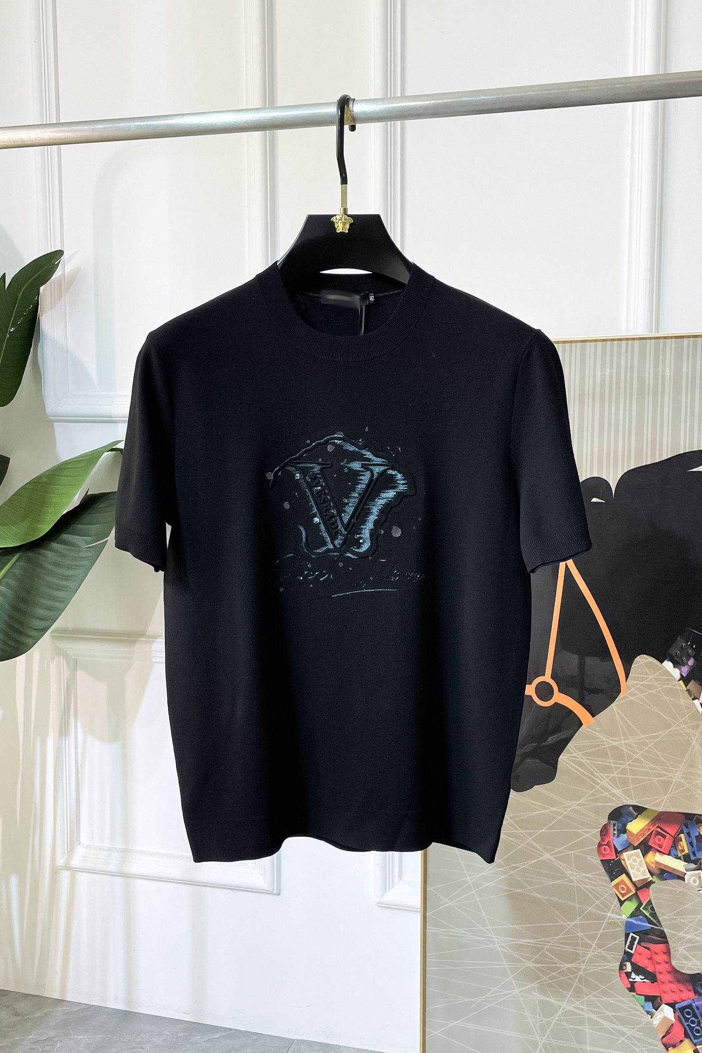 NO:527405,Versace -ss autumn and winter half-sleeved base shirt series!  Casual business wear, essential for inner wear, selected top-grade - worsted mulberry silk blended fabric, delicate feel, close-fitting and comfortable without tying, good upper body style, warm wear, the counter logo design is very unique, male gods, don’t miss it!  Size M-3XL, versace,alexander wang19860909范思哲 -ss秋冬半袖打底衫系列！休闲商务外穿 内搭必备款,精选上等-精纺桑蚕丝混纺面料,面料手感细腻,贴身舒适不扎肉,上身版型好 穿着保暖,专柜标志设计非常独特,男神们别错过！ 尺码 M-3XL,,versace,alexander wang,Men's clothing