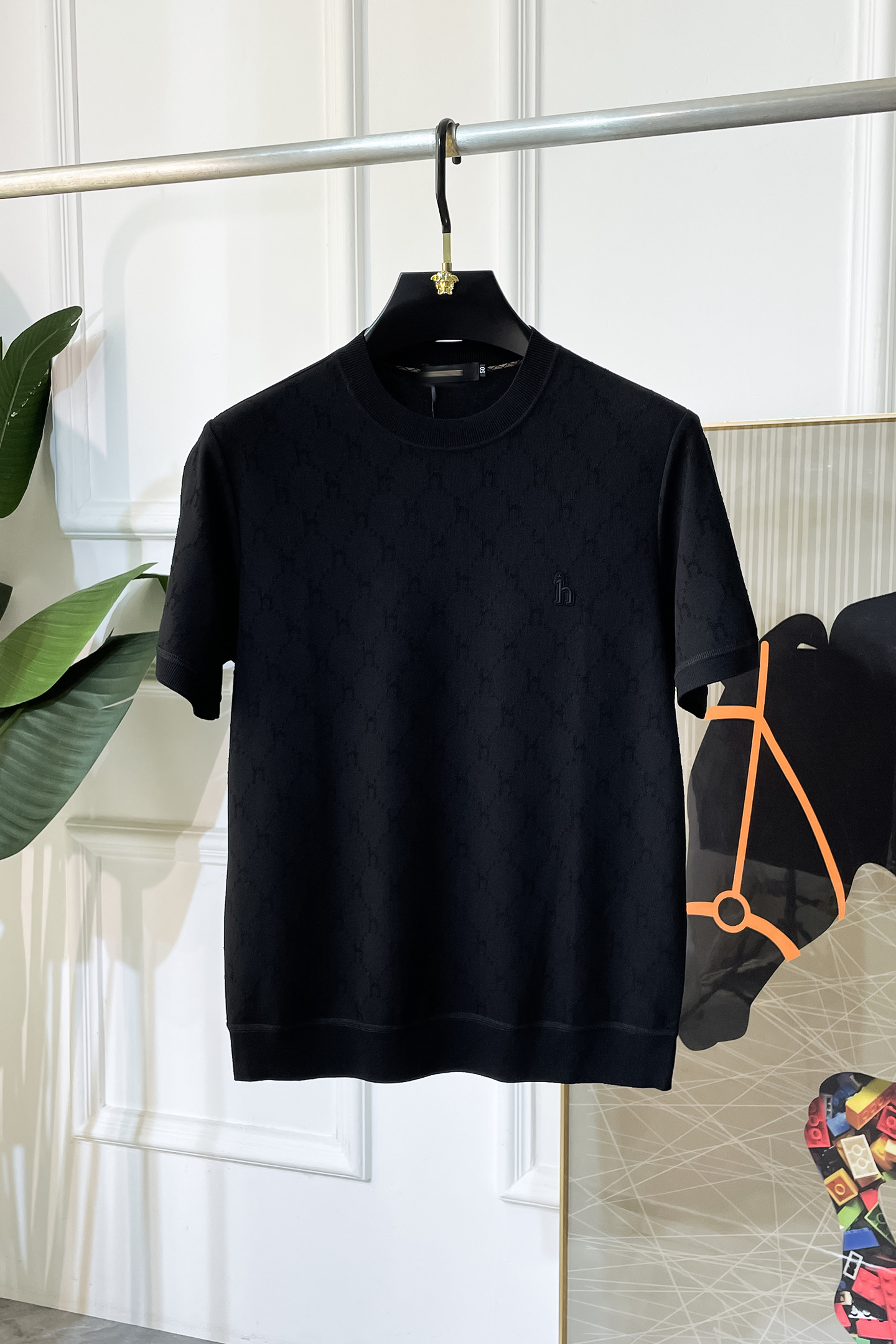 NO:527402,Hermas -ss autumn and winter half-sleeved base shirt series!  Casual business wear, essential for inner wear, selected top-grade - worsted mulberry silk blended fabric, delicate feel, close-fitting and comfortable without tying, good upper body style, warm wear, the counter logo design is very unique, male gods, don’t miss it!  Size M-3XL, hermes,alexander wang19860909爱玛仕 -ss秋冬半袖打底衫系列！休闲商务外穿 内搭必备款,精选上等-精纺桑蚕丝混纺面料,面料手感细腻,贴身舒适不扎肉,上身版型好 穿着保暖,专柜标志设计非常独特,男神们别错过！ 尺码 M-3XL,,hermes,alexander wang,Men's clothing