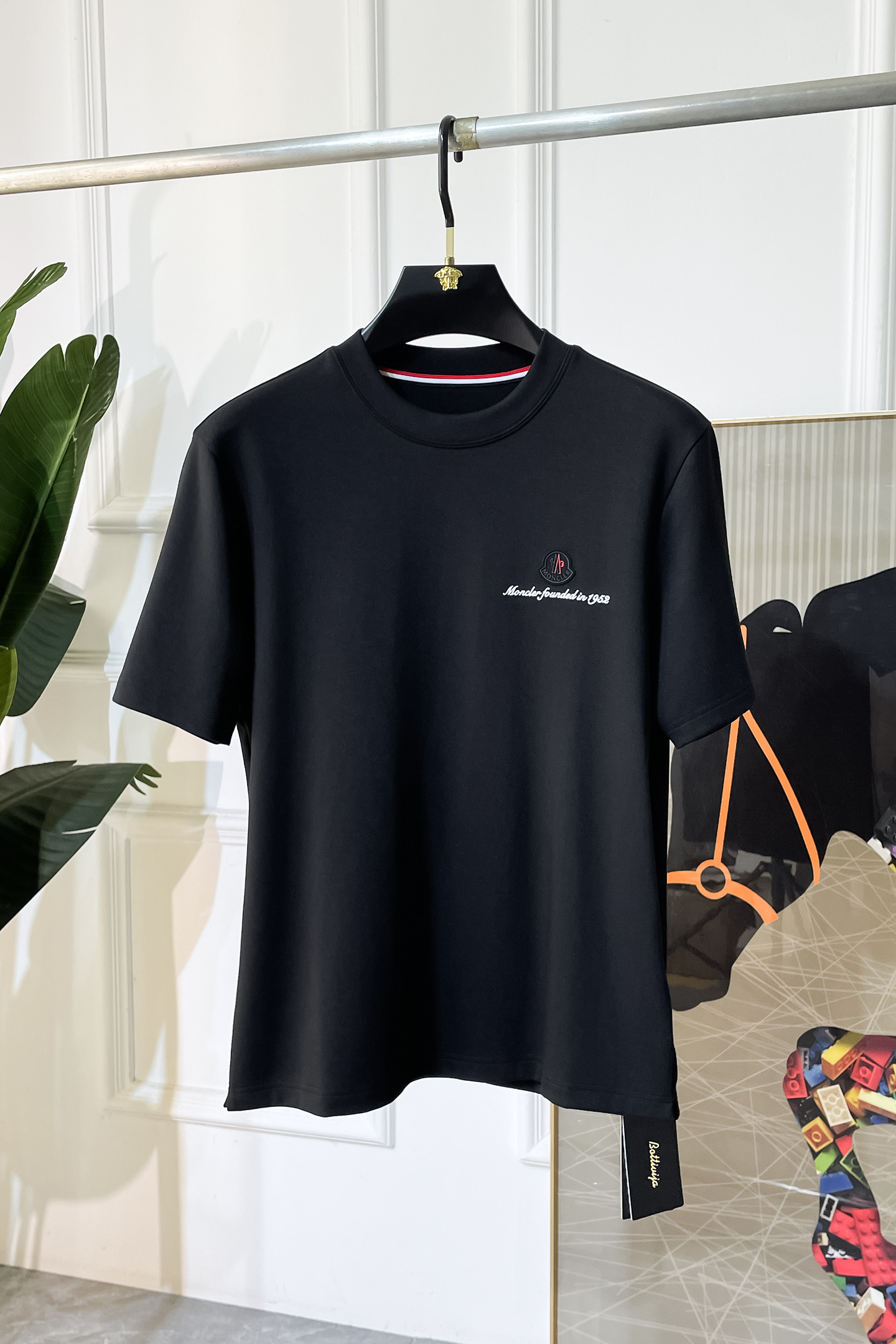 NO:538144,Banded - 2025ss autumn and winter half-sleeved base shirt series!  Casual business wear, essential for inner wear, selected top-split modal blend fabric, the fabric feels delicate, close-fitting and comfortable without thorning, the upper body style is good, warm, the counter logo design is very unique, male gods, don’t miss it!  Size M-4XL can wear up to 200 catties!  ,Moncler,alexander wang19860909蒙口 -2025ss秋冬半袖打底衫系列！休闲商务外穿 内搭必备款,精选上等-精纺莫代尔混纺面料,面料手感细腻,贴身舒适不扎肉,上身版型好 穿着保暖,专柜标志设计非常独特,男神们别错过！ 尺码 M-4XL 最大可穿200斤！,,Moncler,alexander wang,Men's clothing