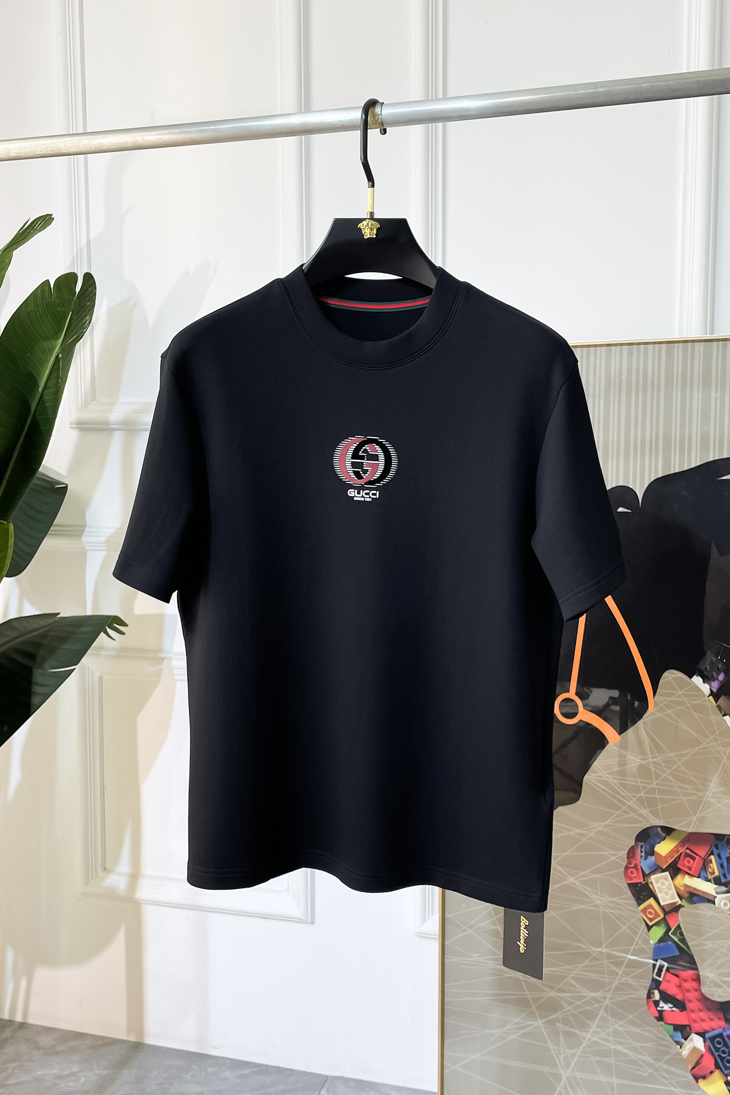 NO:539086,Guqi - 2025ss autumn and winter half-sleeved base shirt series!  Casual business wear, essential for inner wear, selected top-split modal blend fabric, the fabric feels delicate, close-fitting and comfortable without thorning, the upper body style is good, warm, the counter logo design is very unique, male gods, don’t miss it!  Size M-4XL Maximum wearable pounds!  ,alexander wang19860909古奇 -2025ss秋冬半袖打底衫系列！休闲商务外穿 内搭必备款,精选上等-精纺莫代尔混纺面料,面料手感细腻,贴身舒适不扎肉,上身版型好 穿着保暖,专柜标志设计非常独特,男神们别错过！ 尺码 M-4XL 最大可穿斤！,,alexander wang,Men's clothing