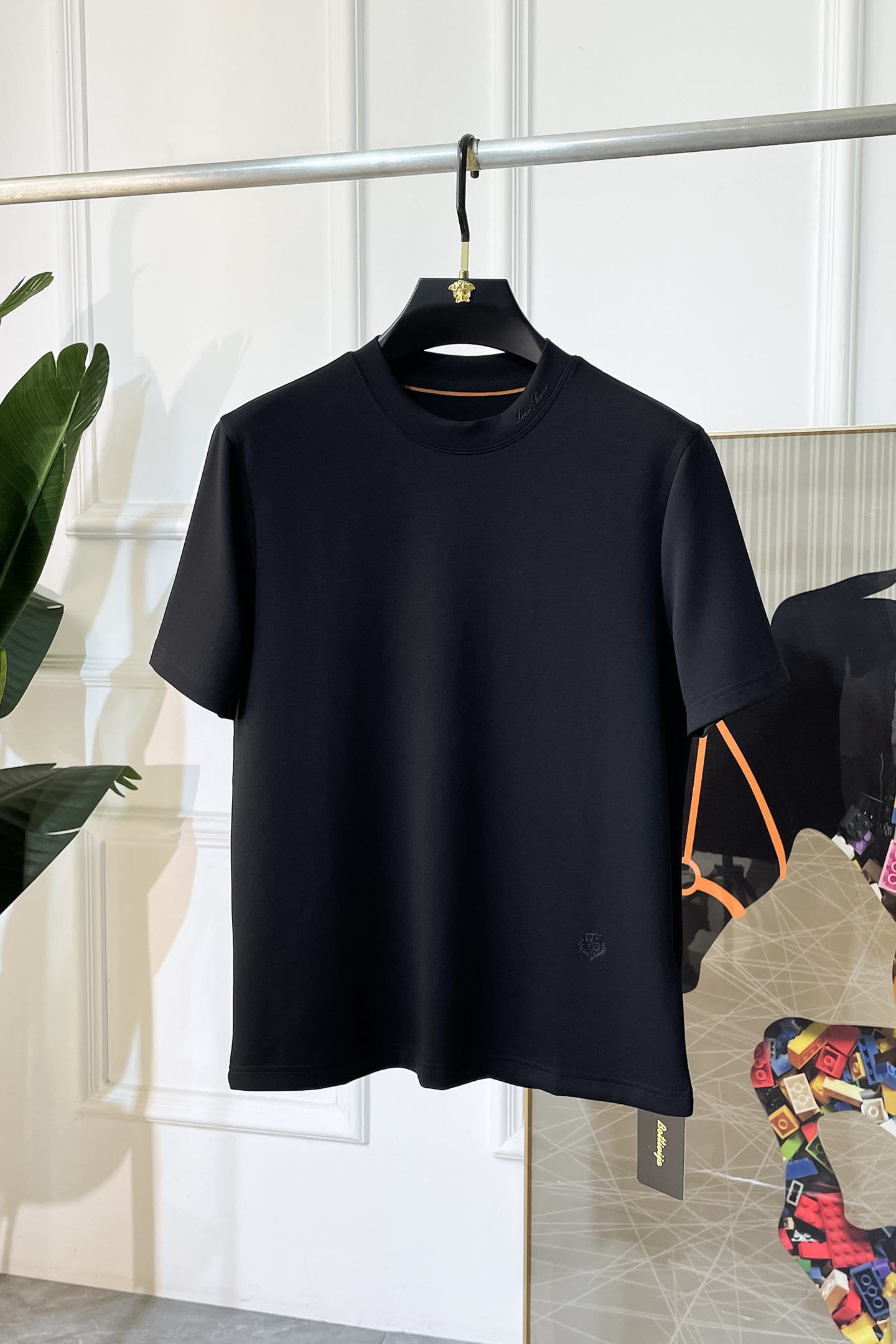 NO:539090,Lp Nuoyou - 2025ss autumn and winter half-sleeved base shirt series!  Casual business wear, essential for inner wear, selected top-split modal blend fabric, the fabric feels delicate, close-fitting and comfortable without thorning, the upper body style is good, warm, the counter logo design is very unique, male gods, don’t miss it!  Size M-4XL can wear up to 200 catties!  loro piana alexander wang19860909Lp诺悠 -2025ss秋冬半袖打底衫系列！休闲商务外穿 内搭必备款,精选上等-精纺莫代尔混纺面料,面料手感细腻,贴身舒适不扎肉,上身版型好 穿着保暖,专柜标志设计非常独特,男神们别错过！ 尺码 M-4XL 最大可穿200斤！,,loro piana,alexander wang,Men's clothing