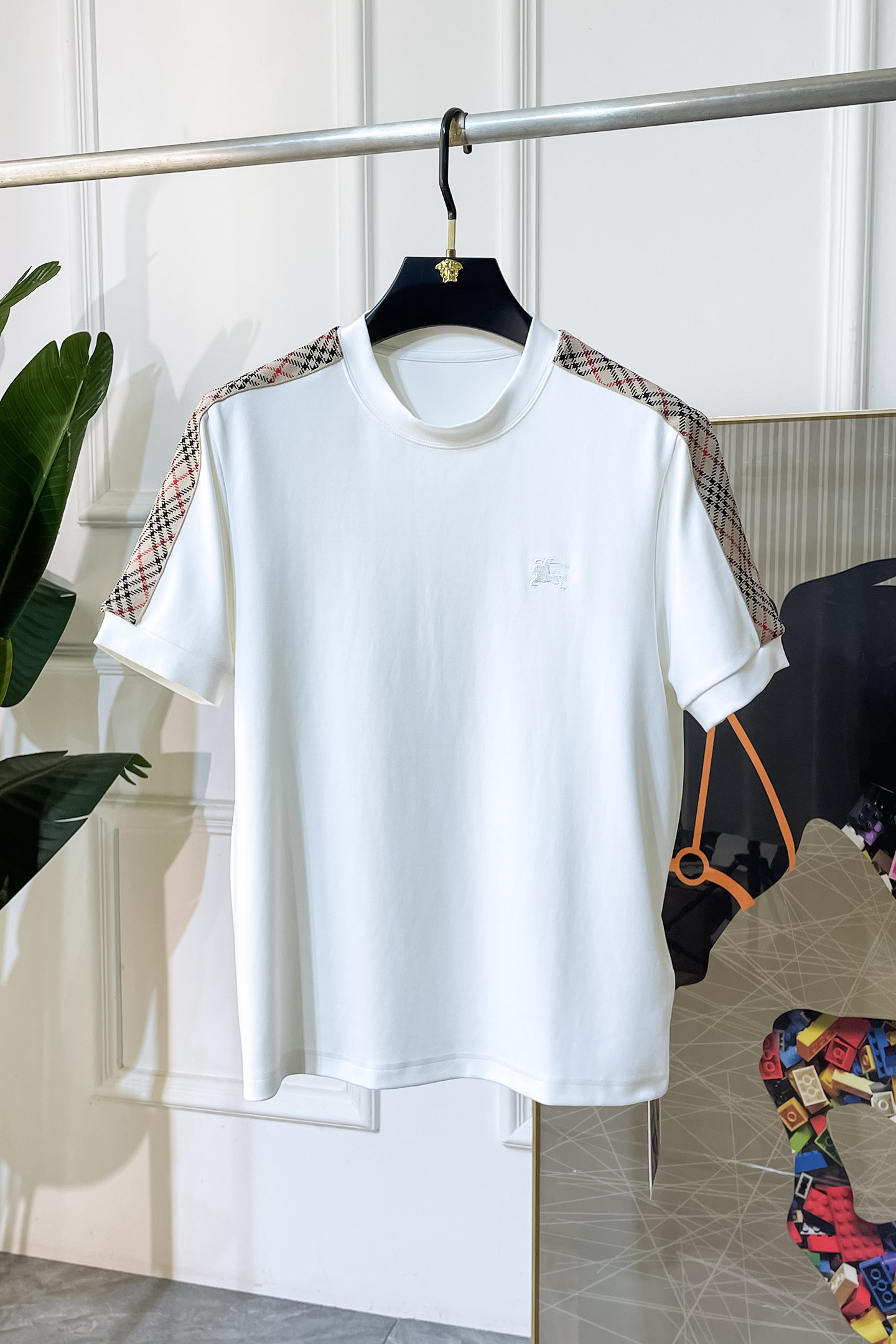 NO:539087,Burberry - 2025ss autumn and winter half-sleeved base shirt series!  Casual business wear, essential for inner wear, selected top-split modal blend fabric, the fabric feels delicate, close-fitting and comfortable without thorning, the upper body style is good, warm, the counter logo design is very unique, male gods, don’t miss it!  Size M-4XL Maximum wearable pounds!  ,burberry,alexander wang19860909巴宝莉 -2025ss秋冬半袖打底衫系列！休闲商务外穿 内搭必备款,精选上等-精纺莫代尔混纺面料,面料手感细腻,贴身舒适不扎肉,上身版型好 穿着保暖,专柜标志设计非常独特,男神们别错过！ 尺码 M-4XL 最大可穿斤！,,burberry,alexander wang,Men's clothing