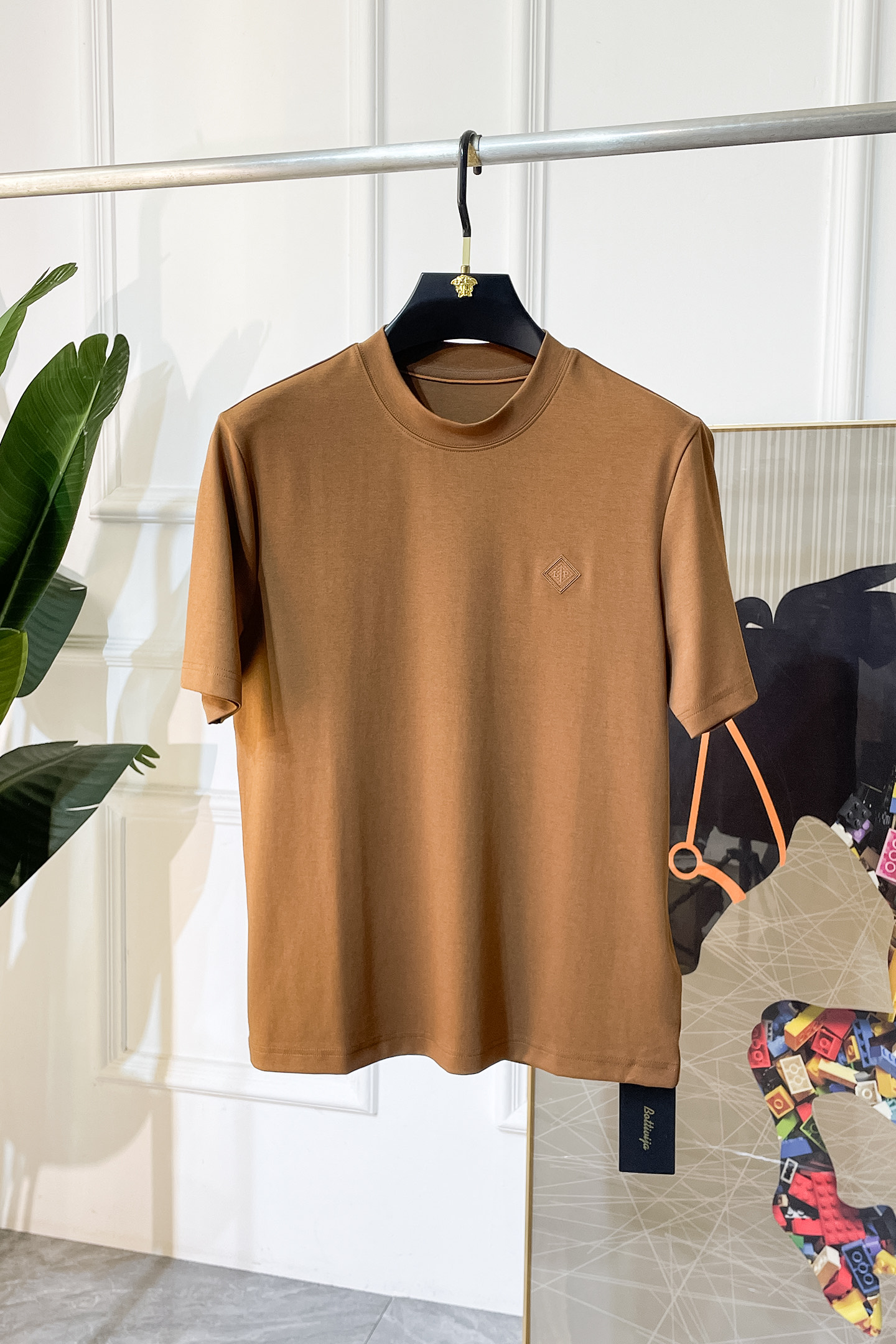 NO:538135,Lp Nuoyou - 2025ss autumn and winter half-sleeved base shirt series!  Casual business wear, essential for inner wear, selected top-split modal blend fabric, the fabric feels delicate, close-fitting and comfortable without thorning, the upper body style is good, warm, the counter logo design is very unique, male gods, don’t miss it!  Size M-4XL can wear up to 200 catties!  loro piana alexander wang19860909Lp诺悠 -2025ss秋冬半袖打底衫系列！休闲商务外穿 内搭必备款,精选上等-精纺莫代尔混纺面料,面料手感细腻,贴身舒适不扎肉,上身版型好 穿着保暖,专柜标志设计非常独特,男神们别错过！ 尺码 M-4XL 最大可穿200斤！,,loro piana,alexander wang,Men's clothing