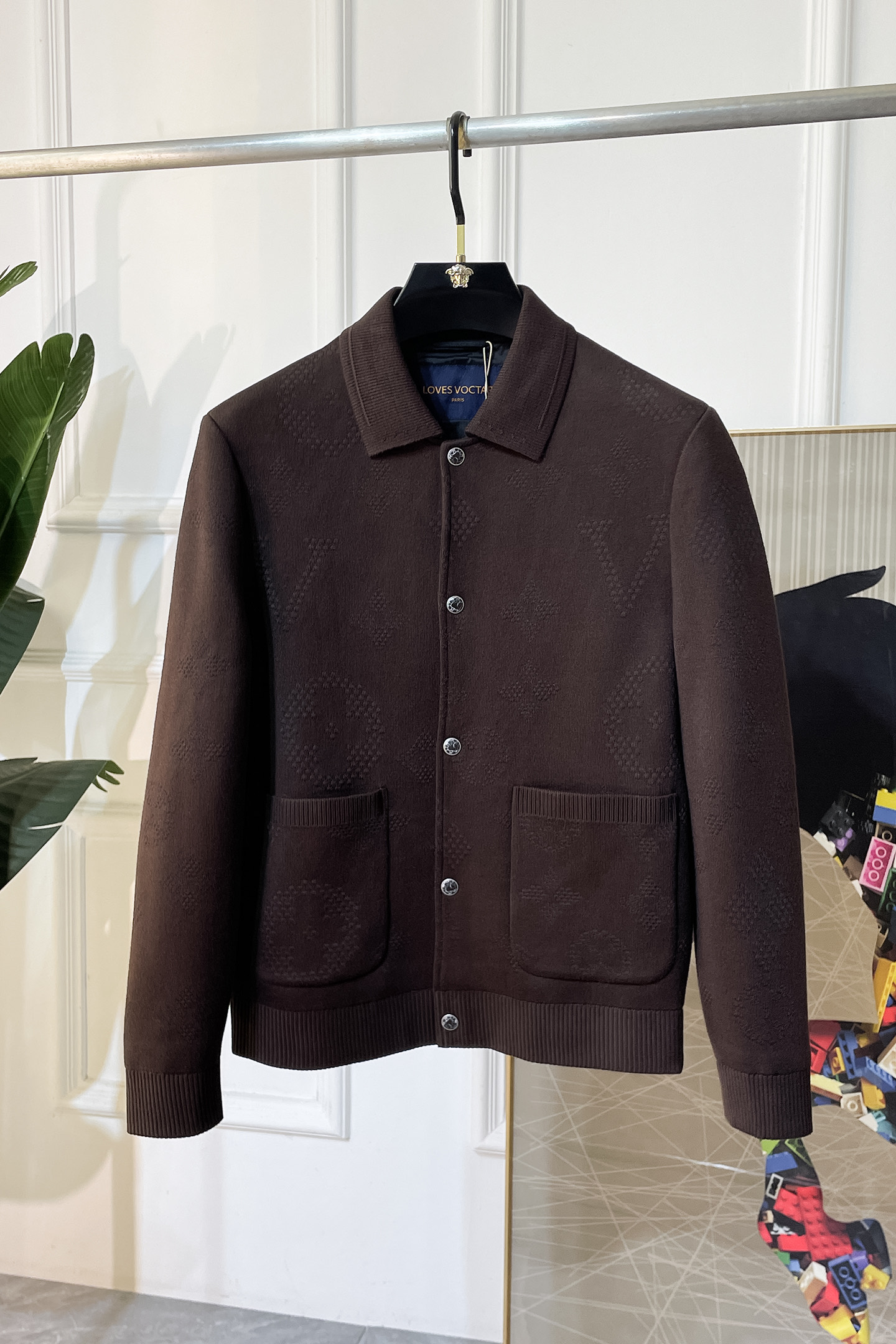 NO:550654,LV- 2025ss autumn and winter boutique jackets, customized high-quality polyester fiber fabric!  Top-level fashion brand elements logo design, complete with three standards!  The original hardware and accessories have smooth lines and exquisite craftsmanship, excellent upper body style, comfortable fabric, windproof and warm, and casual matching are very fashionable, handsome, casual and fashionable men's must-have!  Size M-3XL can wear up to 190 catties!  ,,louis vuitton,jackets & coats,jackets & coats,alexander wang19860909LV- 2025ss秋冬大爆款精品夹克外套,定制高品质聚酯纤维面料！顶级时尚大牌元素logo设计,三标齐全！原版五金辅料,线条流畅,工艺精致,上身版型超赞,面料舒适,挡风保暖,随意搭配都非常时尚帅气休闲时尚男仕必备款哦！尺码M-3XL 最大可穿190斤！,,louis vuitton,jackets & coats,jackets & coats,alexander wang,Men's clothing