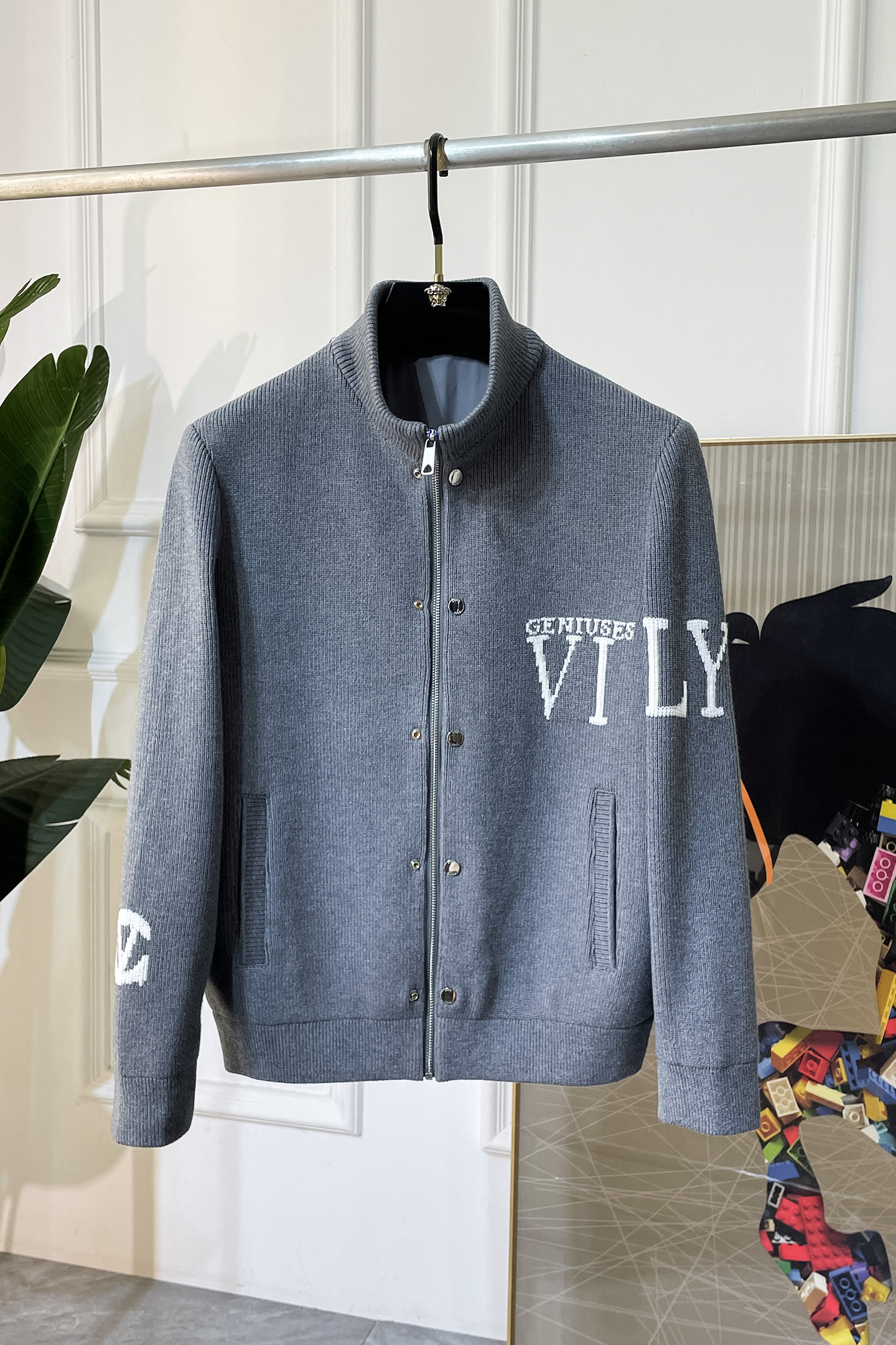 NO:538149,Valentino - 2025ss autumn and winter hottest wool jacket, customized high-quality polyester fiber wool fabric!  Top-level fashion brand elements logo design, complete with three standards!  The original hardware and accessories have smooth lines and exquisite craftsmanship, excellent upper body style, comfortable fabric, windproof and warm, and casual matching are very fashionable, handsome, casual and fashionable men's must-have!  Size M-3XL can wear up to 190 catties!  , valentino,jackets & coats,jackets & coats,alexander wang19860909华伦天奴 - 2025ss秋冬大爆款精品羊毛夹克外套,定制高品质聚酯纤维羊毛面料！顶级时尚大牌元素logo设计,三标齐全！原版五金辅料,线条流畅,工艺精致,上身版型超赞,面料舒适,挡风保暖,随意搭配都非常时尚帅气休闲时尚男仕必备款哦！尺码M-3XL 最大可穿190斤！,,valentino,jackets & coats,jackets & coats,alexander wang,Men's clothing