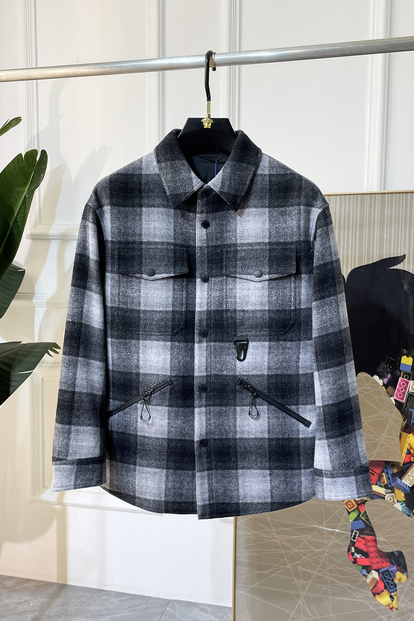 NO:550653,Covered - 2025ss autumn and winter boutique jackets, customized high-quality polyester fiber fabric!  Top-level fashion brand elements logo design, complete with three standards!  The original hardware and accessories have smooth lines and exquisite craftsmanship, excellent upper body style, comfortable fabric, windproof and warm, and casual matching are very fashionable, handsome, casual and fashionable men's must-have!  Size M-3XL can wear up to 190 catties!  ,Moncler,jackets & coats,jackets & coats,alexander wang19860909蒙口 - 2025ss秋冬大爆款精品夹克外套,定制高品质聚酯纤维面料！顶级时尚大牌元素logo设计,三标齐全！原版五金辅料,线条流畅,工艺精致,上身版型超赞,面料舒适,挡风保暖,随意搭配都非常时尚帅气休闲时尚男仕必备款哦！尺码M-3XL 最大可穿190斤！,,Moncler,jackets & coats,jackets & coats,alexander wang,Men's clothing