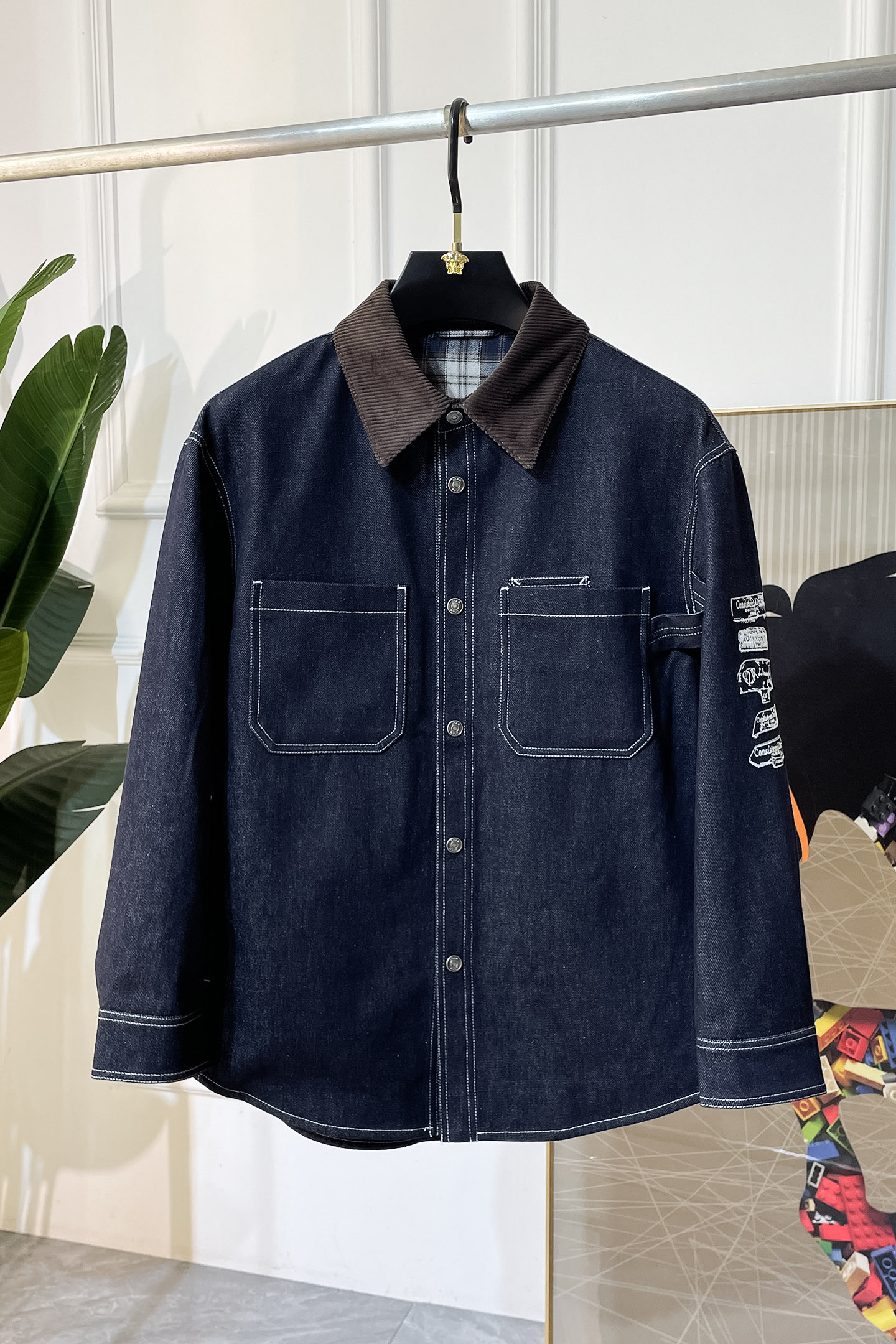 NO:538152,Dior - 2025ss autumn and winter hottest denim jacket, customized high-quality polyester fiber fabric!  Top-level fashion brand elements logo design, complete with three standards!  The original hardware and accessories have smooth lines and exquisite craftsmanship, excellent upper body style, comfortable fabric, windproof and warm, and casual matching are very fashionable, handsome, casual and fashionable men's must-have!  Size M-3XL can wear up to 190 catties!  ,dior,jackets & coats,jackets & coats,alexander wang19860909迪奥 - 2025ss秋冬大爆款精品牛仔夹克外套,定制高品质聚酯纤维面料！顶级时尚大牌元素logo设计,三标齐全！原版五金辅料,线条流畅,工艺精致,上身版型超赞,面料舒适,挡风保暖,随意搭配都非常时尚帅气休闲时尚男仕必备款哦！尺码M-3XL 最大可穿190斤！,,dior,jackets & coats,jackets & coats,alexander wang,Men's clothing