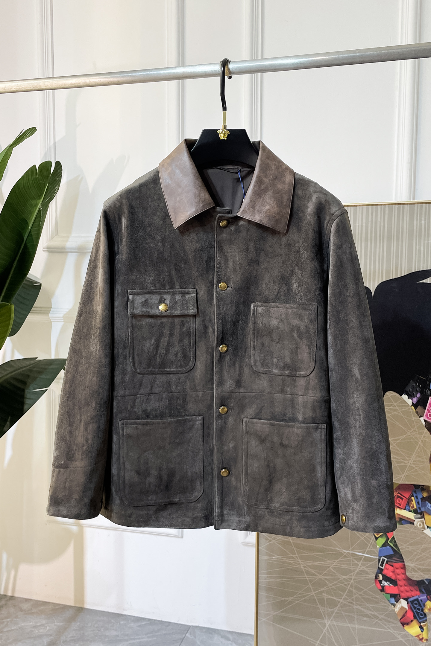 NO:550666,LV- 2025ss autumn and winter big boutique suede jacket, customized high-quality polyester fabric!  Top-level fashion brand elements logo design, complete with three standards!  The original hardware and accessories have smooth lines and exquisite craftsmanship, excellent upper body style, comfortable fabric, windproof and warm, and casual matching are very fashionable, handsome, casual and fashionable men's must-have!  Size M-3XL can wear up to 190 catties!  ,,louis vuitton,jackets & coats,jackets & coats,chamois leather,alexander wang19860909LV- 2025ss秋冬大爆款精品麂皮绒夹克外套,定制高品质聚酯纤维面料！顶级时尚大牌元素logo设计,三标齐全！原版五金辅料,线条流畅,工艺精致,上身版型超赞,面料舒适,挡风保暖,随意搭配都非常时尚帅气休闲时尚男仕必备款哦！尺码M-3XL 最大可穿190斤！,,louis vuitton,jackets & coats,jackets & coats,chamois leather,alexander wang,Men's clothing