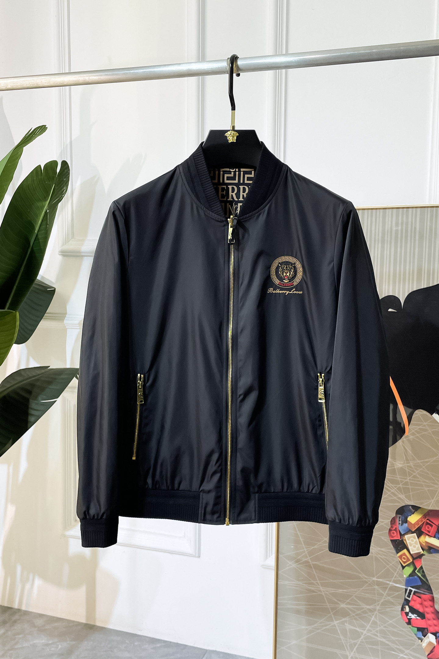 NO:539107,Versace- 2025ss autumn and winter big boutique fashion double-sided jacket, customized high-quality polyester fiber fabric!  Top-level fashion brand elements logo design, complete with three standards!  The original hardware and accessories have smooth lines and exquisite craftsmanship, excellent upper body style, comfortable fabric, windproof and warm, and casual matching are very fashionable, handsome, casual and fashionable men's must-have!  Size M-3XL can wear up to 190 catties!  , versace, jackets & coats,alexander wang19860909范思哲- 2025ss秋冬大爆款精品时尚双面穿夹克,定制高品质聚酯纤维面料！顶级时尚大牌元素logo设计,三标齐全！原版五金辅料,线条流畅,工艺精致,上身版型超赞,面料舒适,挡风保暖,随意搭配都非常时尚帅气休闲时尚男仕必备款哦！尺码M-3XL 最大可穿190斤！,,versace,jackets & coats,alexander wang,Men's clothing