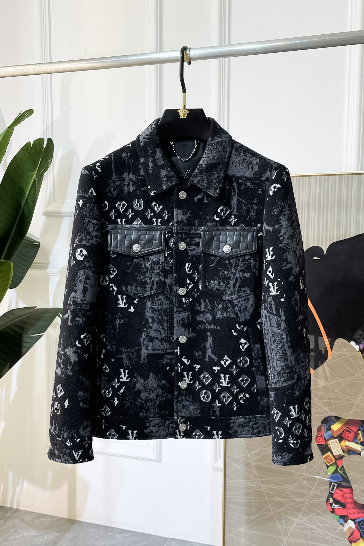 NO:539109,LV- 2025ss autumn and winter big boutique fashionable leather spliced ​​jacket, customized high-quality polyester fiber fabric!  Top-level fashion brand elements logo design, complete with three standards!  The original hardware and accessories have smooth lines and exquisite craftsmanship, excellent upper body style, comfortable fabric, windproof and warm, and casual matching are very fashionable, handsome, casual and fashionable men's must-have!  Size M-3XL can wear up to 190 catties!  ,,louis vuitton,jackets & coats,jackets & coats,alexander wang19860909LV- 2025ss秋冬大爆款精品时尚真皮拼接夹克外套,定制高品质聚酯纤维面料！顶级时尚大牌元素logo设计,三标齐全！原版五金辅料,线条流畅,工艺精致,上身版型超赞,面料舒适,挡风保暖,随意搭配都非常时尚帅气休闲时尚男仕必备款哦！尺码M-3XL 最大可穿190斤！,,louis vuitton,jackets & coats,jackets & coats,alexander wang,Men's clothing