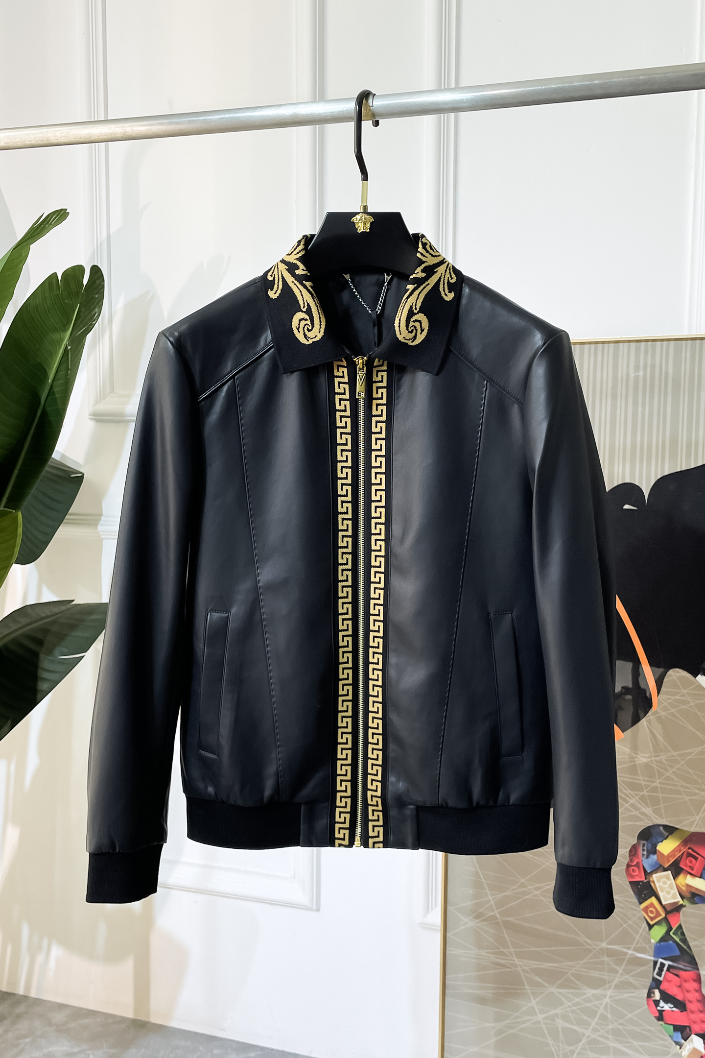 NO:538146,Versace - 2025ss autumn and winter hot-split jackets, customized high-quality polyester fiber PU leather fabric!  Top-level fashion brand elements logo design, complete with three standards!  The original hardware and accessories have smooth lines and exquisite craftsmanship, excellent upper body style, comfortable fabric, windproof and warm, and casual matching are very fashionable, handsome, casual and fashionable men's must-have!  Size M-3XL can wear up to 190 catties!  , versace,jackets & coats,jackets & coats,alexander wang19860909范思哲 - 2025ss秋冬大爆款精品拼接夹克外套,定制高品质聚酯纤维PU皮面料！顶级时尚大牌元素logo设计,三标齐全！原版五金辅料,线条流畅,工艺精致,上身版型超赞,面料舒适,挡风保暖,随意搭配都非常时尚帅气休闲时尚男仕必备款哦！尺码M-3XL 最大可穿190斤！,,versace,jackets & coats,jackets & coats,alexander wang,Men's clothing