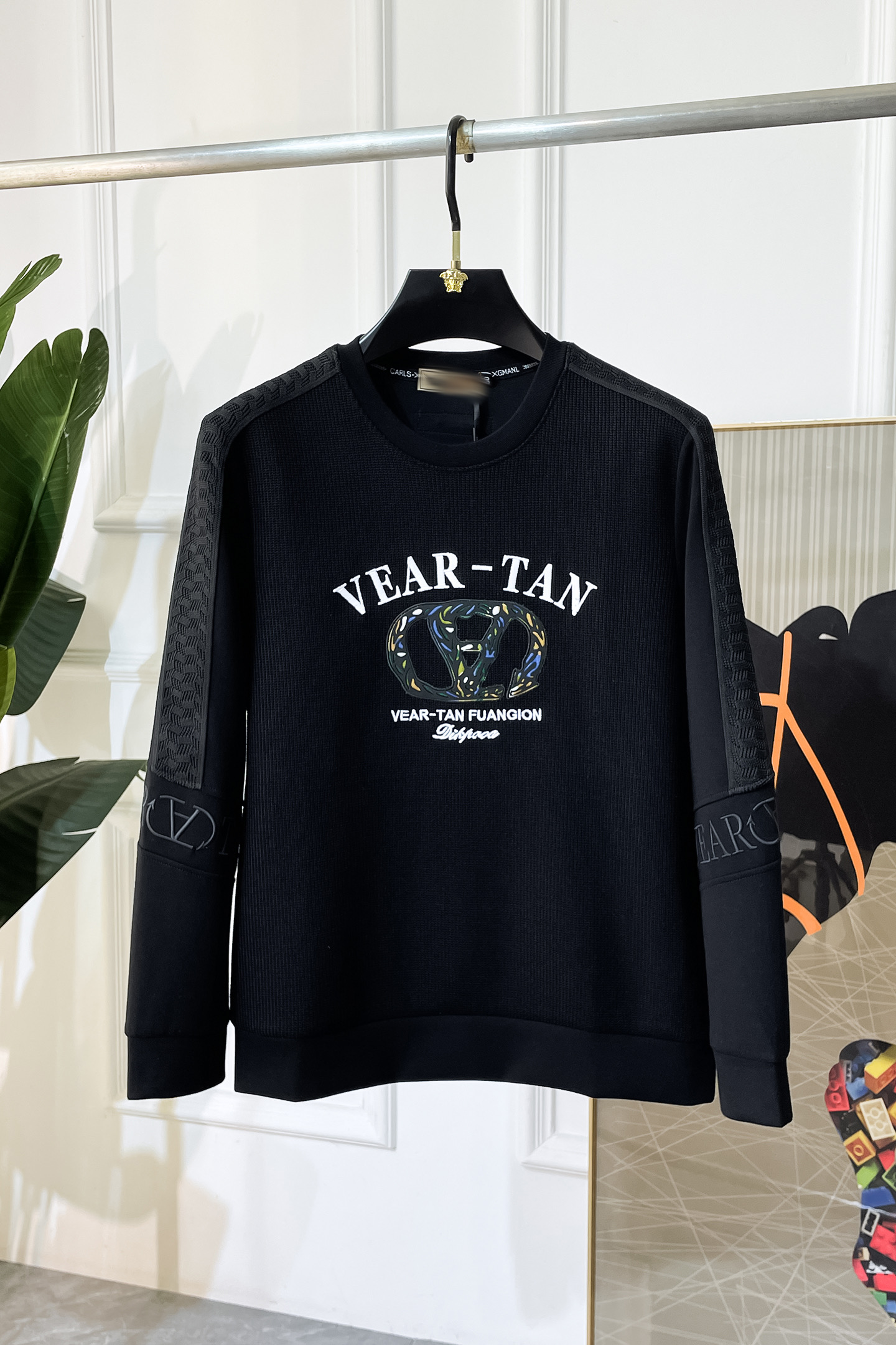 NO:547669,Valentino - 2025SS hot new style in autumn, the highest version of fashionable pullover sweatshirt, a classic that must be released every year. Favored and respected by major stars, it selects high-end European cotton blended fabrics, made with heavy craftsmanship, original hardware accessories logo design, soft and smooth, and dense texture!  Stylish upper body!  One of the impeccable must-have styles for autumn!  M-3XL,,valentino,hoodie,sweatshirts,alexander wang19860909华伦天奴 - 2025ss秋季大爆新款,最高版本时尚套头卫衣、每年必出的经典之作.受各大明星的青睐推崇,精选高端欧棉混纺面料,重工艺制作,原版五金辅料logo设计,柔软顺滑,质地密实！上身时尚有型！秋季无可挑剔必选款式之一！M-3XL,,valentino,hoodie,sweatshirts,alexander wang,Men's clothing