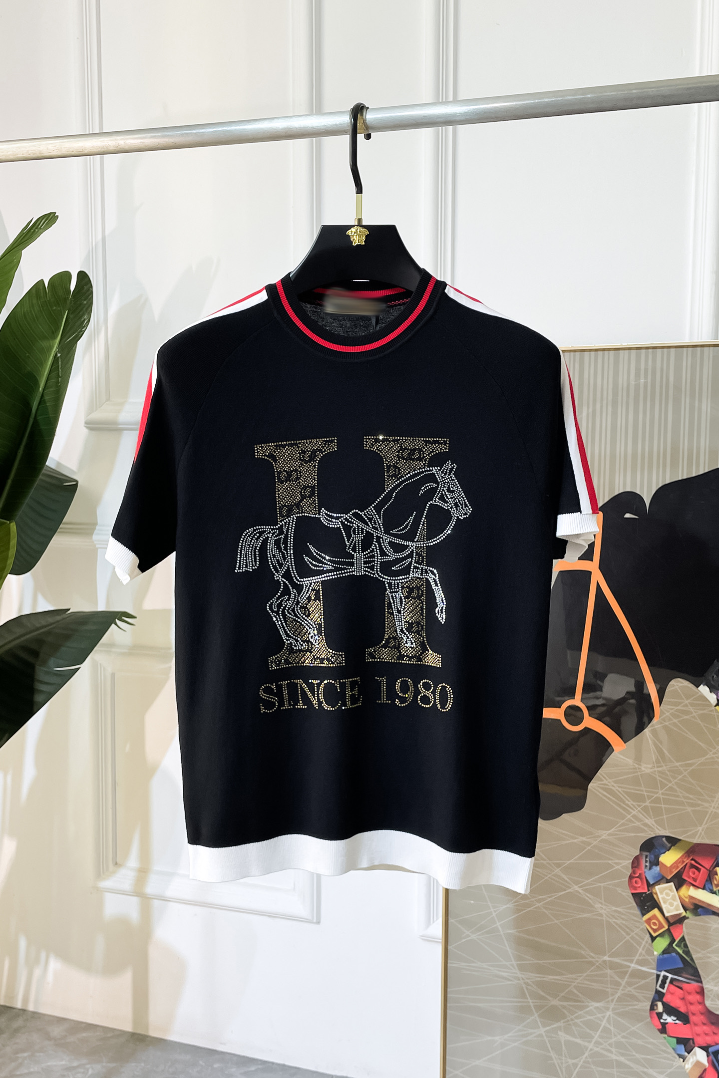 NO:538171,Hermas - 2025ss autumn and winter half-sleeved base shirt series!  Casual business wear, essential for inner wear, selected top-grade - worsted wool blended fabric, delicate texture, close-fitting and comfortable without thorning, good upper body style, warm wear, the counter logo design is very unique, male gods, don’t miss it!  Size M-3XL, hermes,alexander wang19860909爱玛仕 -2025ss秋冬半袖打底衫系列！休闲商务外穿 内搭必备款,精选上等-精纺绵羊毛混纺面料,面料手感细腻,贴身舒适不扎肉,上身版型好 穿着保暖,专柜标志设计非常独特,男神们别错过！ 尺码 M-3XL,,hermes,alexander wang,Men's clothing