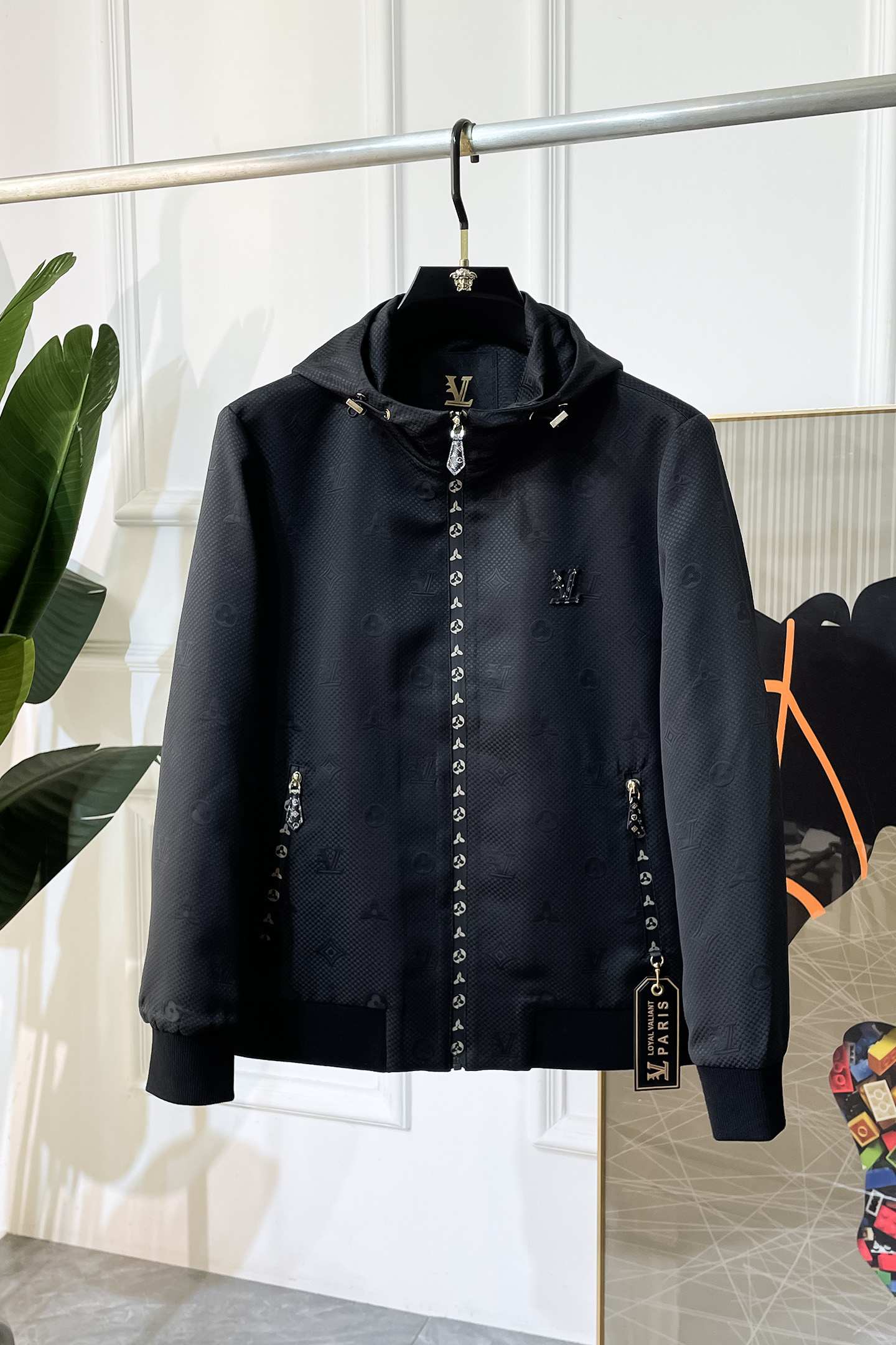 NO:539105,LV- 2025ss autumn and winter big boutique fashionable jackets, customized high-quality polyester fiber fabric!  Top-level fashion brand elements logo design, complete with three standards!  The original hardware and accessories have smooth lines and exquisite craftsmanship, excellent upper body style, comfortable fabric, windproof and warm, and casual matching are very fashionable, handsome, casual and fashionable men's must-have!  Size M-3XL can wear up to 190 catties!  ,,louis vuitton,jackets & coats,alexander wang19860909LV- 2025ss秋冬大爆款精品时尚夹克,定制高品质聚酯纤维面料！顶级时尚大牌元素logo设计,三标齐全！原版五金辅料,线条流畅,工艺精致,上身版型超赞,面料舒适,挡风保暖,随意搭配都非常时尚帅气休闲时尚男仕必备款哦！尺码M-3XL 最大可穿190斤！,,louis vuitton,jackets & coats,alexander wang,Men's clothing