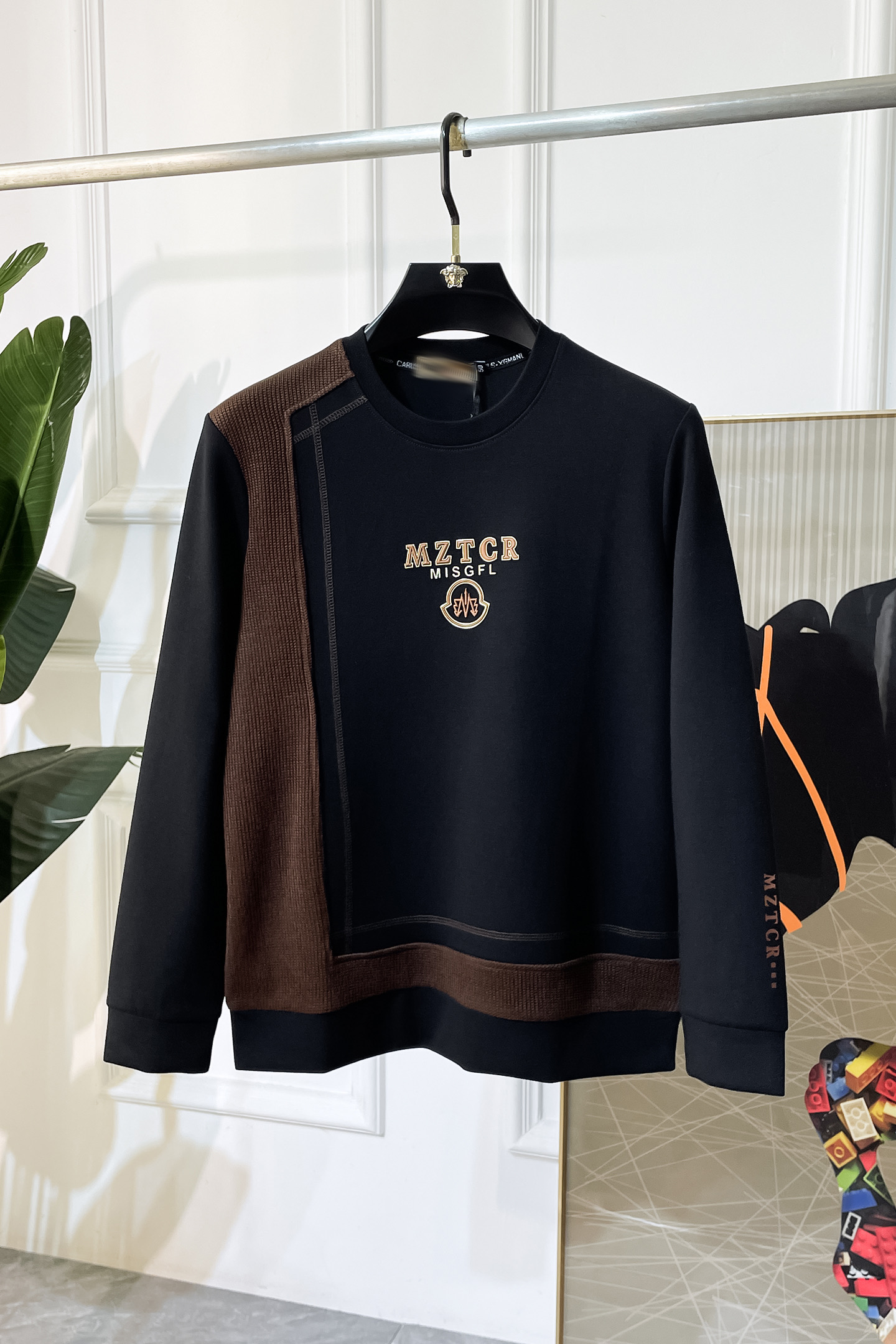 NO:538153,The 2025ss autumn new style, the highest version of fashionable sweatshirts and T-shirts, a must-have classic work every year. It is favored and praised by major stars. It is selected with high-end European cotton blend fabrics, heavy craftsmanship production, original hardware and auxiliary materials logo design, soft and smooth, and dense texture!  Fashionable and stylish upper body!  One of the impeccable must-choose styles for autumn!  M-3XL, Moncler, hoodie, sweatshirts, tees, t-shirt, alexander wang19860909蒙口 - 2025ss秋季大爆新款,最高版本时尚卫衣T恤、每年必出的经典之作.受各大明星的青睐推崇,精选高端欧棉混纺面料,重工艺制作,原版五金辅料logo设计,柔软顺滑,质地密实！上身时尚有型！秋季无可挑剔必选款式之一！M-3XL,,Moncler,hoodie,sweatshirts,tees，t-shirt,alexander wang,Men's clothing