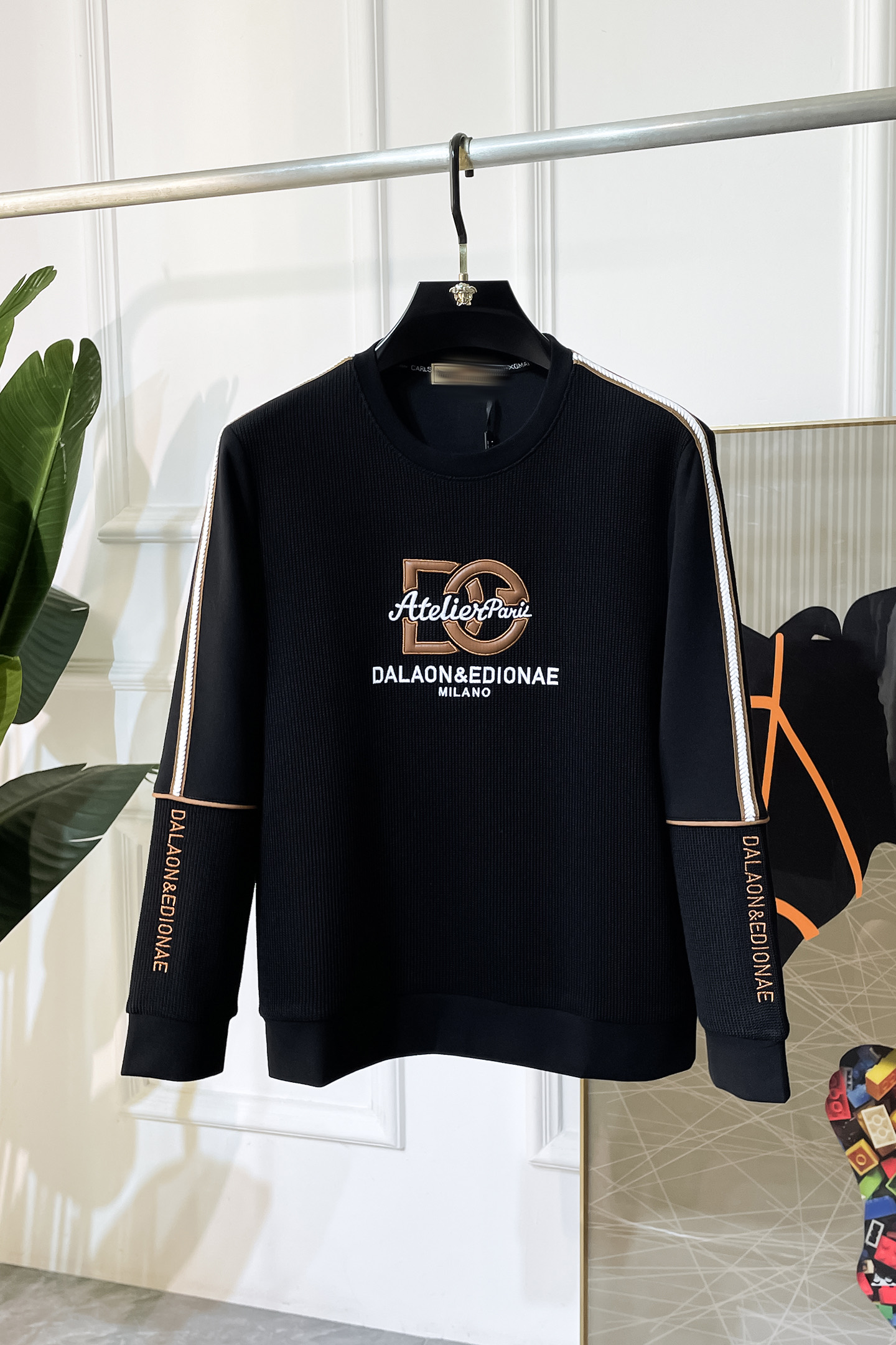 NO:538156,DG - 2025ss autumn new style, the highest version of fashionable sweatshirts and T-shirts, a must-have classic work every year. It is favored and praised by major stars. It is selected high-end European cotton blend fabrics, heavy craftsmanship production, original hardware and auxiliary materials logo design, soft and smooth, and dense texture!  Fashionable and stylish upper body!  One of the impeccable must-choose styles for autumn!  M-3XL, hoodie, sweatshirts,tees,t-shirt,alexander wang19860909DG - 2025ss秋季大爆新款,最高版本时尚卫衣T恤、每年必出的经典之作.受各大明星的青睐推崇,精选高端欧棉混纺面料,重工艺制作,原版五金辅料logo设计,柔软顺滑,质地密实！上身时尚有型！秋季无可挑剔必选款式之一！M-3XL,,hoodie,sweatshirts,tees，t-shirt,alexander wang,Men's clothing