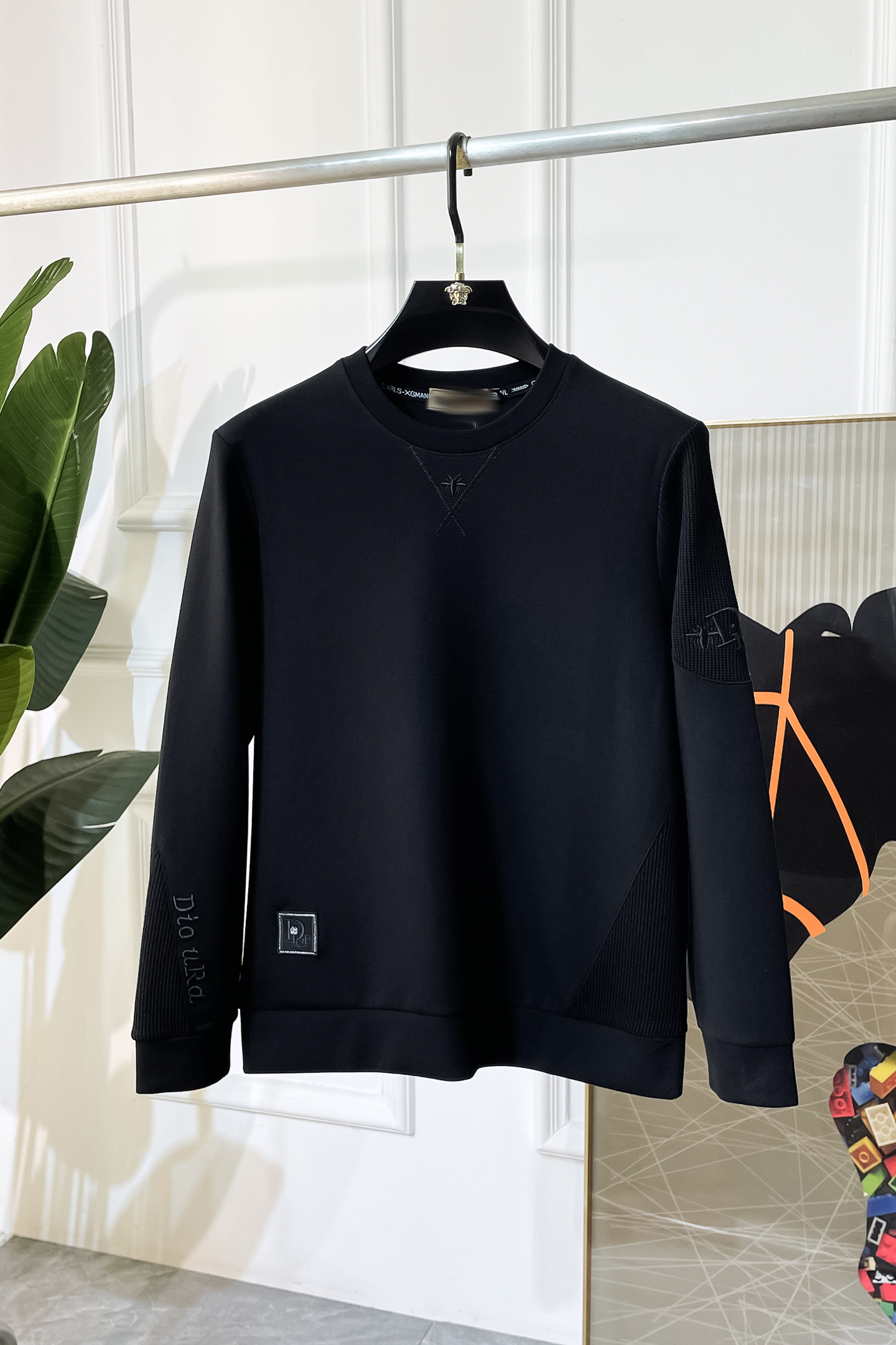 NO:547679,Dior - 2025ss autumn new model, the highest version of fashionable pullover sweatshirt, a must-have classic work every year. It is favored and praised by major stars, and is selected with high-end European cotton blend fabrics, heavy craftsmanship production, original hardware and auxiliary material logo design, soft and smooth, and dense texture!  Fashionable and stylish upper body!  One of the impeccable must-choose styles for autumn!  M-3XL, dior, hoodie, sweatshirts, alexander wang19860909迪奥 - 2025ss秋季大爆新款,最高版本时尚套头卫衣、每年必出的经典之作.受各大明星的青睐推崇,精选高端欧棉混纺面料,重工艺制作,原版五金辅料logo设计,柔软顺滑,质地密实！上身时尚有型！秋季无可挑剔必选款式之一！M-3XL,,dior,hoodie,sweatshirts,alexander wang,Men's clothing