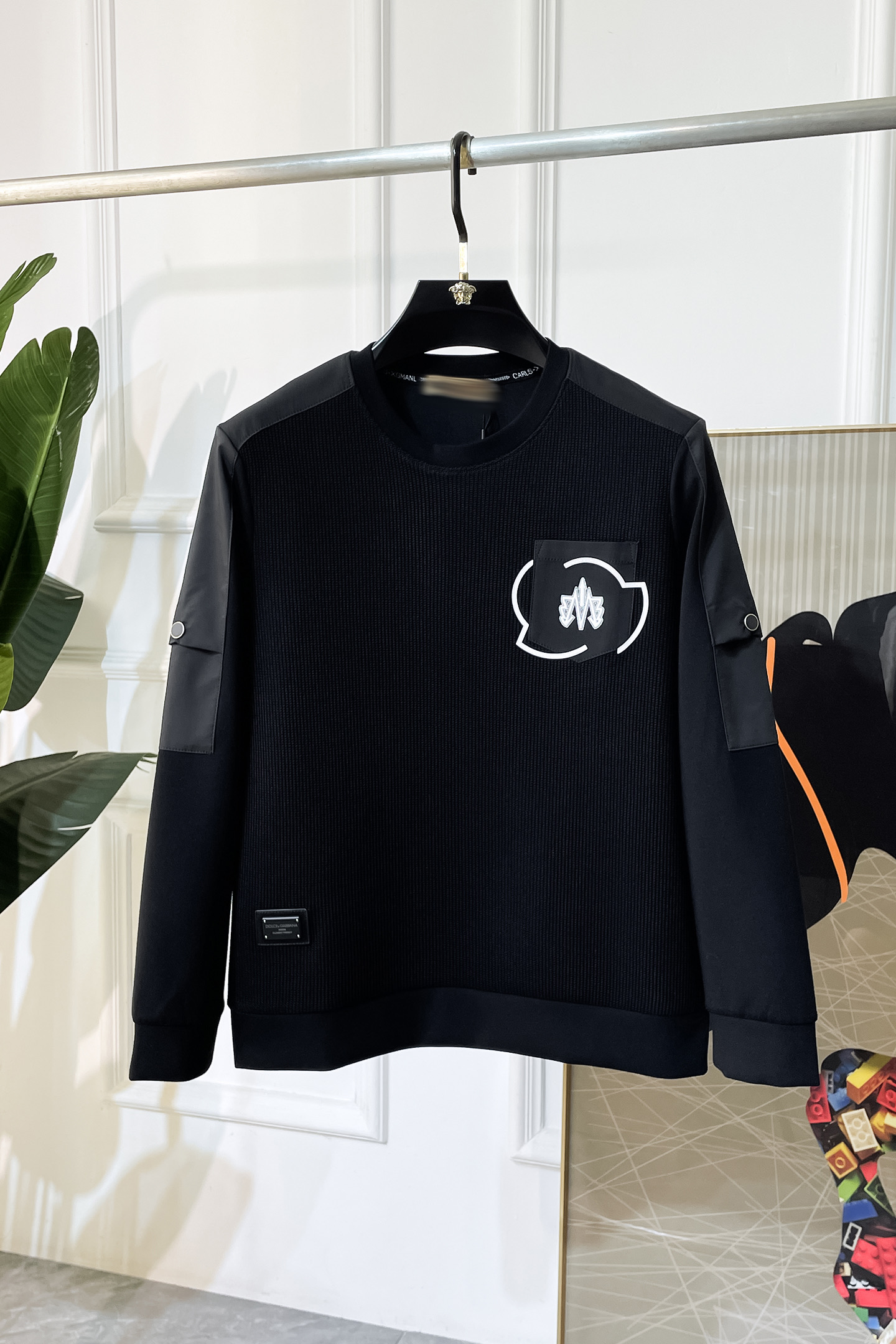 NO:547674,The 2025ss autumn new style, the highest version of the fashionable pullover sweater, a must-have classic work every year. It is favored and praised by major stars. It is selected with high-end European cotton blend fabrics, heavy craftsmanship production, original hardware and auxiliary material logo design, soft and smooth, and dense texture!  Fashionable and stylish upper body!  One of the impeccable must-choose styles for autumn!  M-3XL, Moncler, hoodie, sweatshirts, alexander wang19860909蒙口 - 2025ss秋季大爆新款,最高版本时尚套头卫衣、每年必出的经典之作.受各大明星的青睐推崇,精选高端欧棉混纺面料,重工艺制作,原版五金辅料logo设计,柔软顺滑,质地密实！上身时尚有型！秋季无可挑剔必选款式之一！M-3XL,,Moncler,hoodie,sweatshirts,alexander wang,Men's clothing