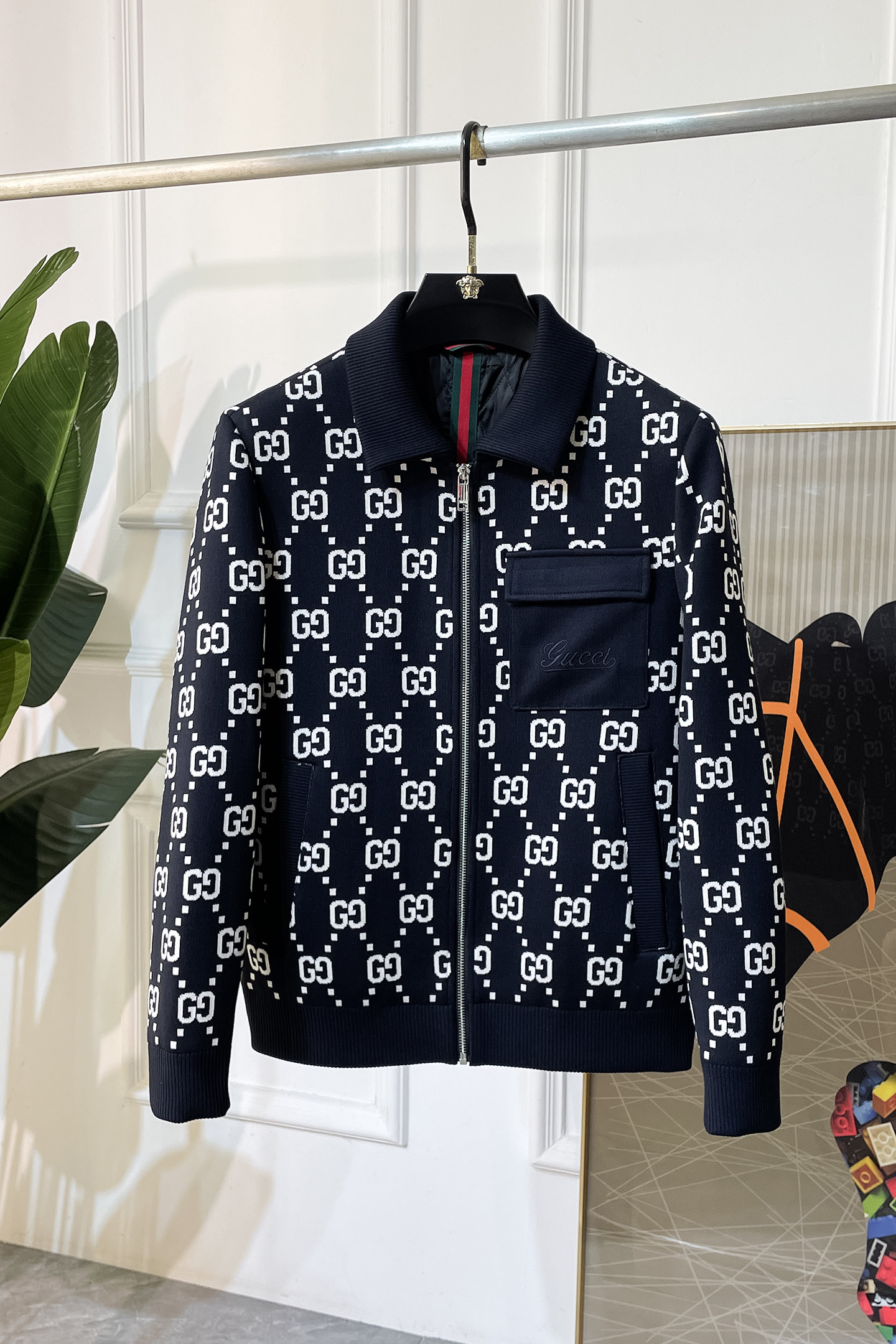 NO:550660,Guqi-2025ss autumn and winter boutique jackets, customized high-quality polyester fiber fabric!  Top-level fashion brand elements logo design, complete with three standards!  The original hardware and accessories have smooth lines and exquisite craftsmanship, excellent upper body style, comfortable fabric, windproof and warm, and casual matching are very fashionable, handsome, casual and fashionable men's must-have!  Size M-3XL can wear up to 190 catties!  ,,jackets & coats,jackets & coats,alexander wang19860909古奇- 2025ss秋冬大爆款精品夹克外套,定制高品质聚酯纤维面料！顶级时尚大牌元素logo设计,三标齐全！原版五金辅料,线条流畅,工艺精致,上身版型超赞,面料舒适,挡风保暖,随意搭配都非常时尚帅气休闲时尚男仕必备款哦！尺码M-3XL 最大可穿190斤！,,jackets & coats,jackets & coats,alexander wang,Men's clothing