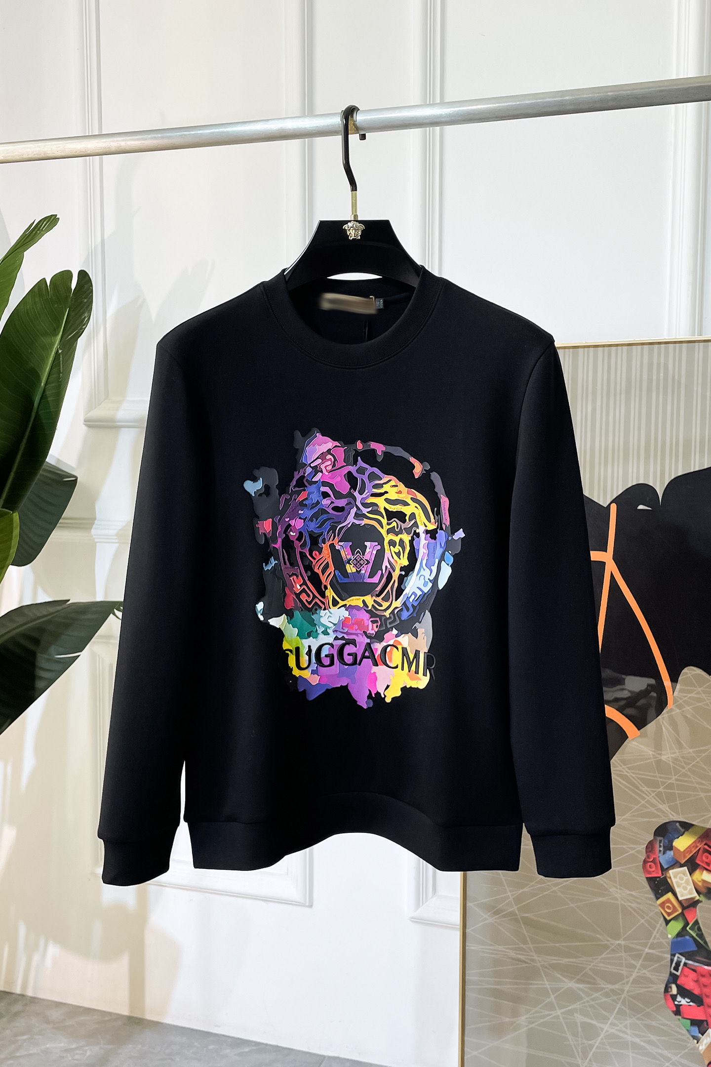 NO:547664,Versace - 2025ss autumn new model, the highest version of fashionable pullover sweatshirt, a must-have classic work every year. It is favored and praised by major stars. It is selected high-end European cotton blend fabrics, heavy craftsmanship production, original hardware and auxiliary material logo design, soft and smooth, and dense texture!  Fashionable and stylish upper body!  One of the impeccable must-choose styles for autumn!  M-3XL, versace, hoodie, sweatshirts, alexander wang19860909范思哲 - 2025ss秋季大爆新款,最高版本时尚套头卫衣、每年必出的经典之作.受各大明星的青睐推崇,精选高端欧棉混纺面料,重工艺制作,原版五金辅料logo设计,柔软顺滑,质地密实！上身时尚有型！秋季无可挑剔必选款式之一！M-3XL,,versace,hoodie,sweatshirts,alexander wang,Men's clothing