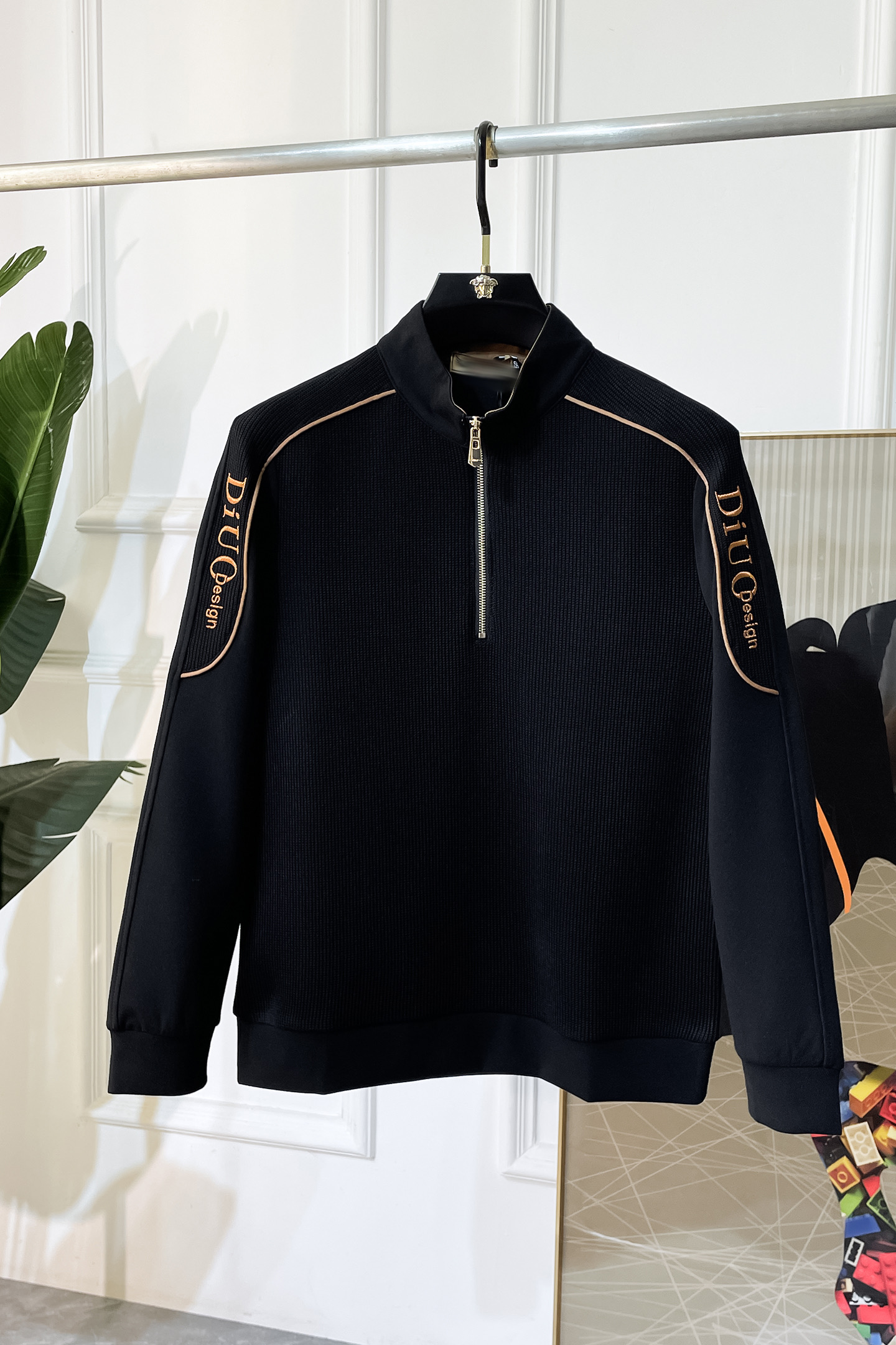 NO:550694,Dior - 2025ss autumn new model, the highest version of fashionable pullover sweatshirt, a must-have classic work every year. It is favored and praised by major stars, and is selected with high-end European cotton blend fabrics, heavy craftsmanship production, original hardware and auxiliary material logo design, soft and smooth, and dense texture!  Fashionable and stylish upper body!  One of the impeccable must-choose styles for autumn!  M-3XL, dior, hoodie, sweatshirts, alexander wang19860909迪奥 - 2025ss秋季大爆新款,最高版本时尚套头卫衣、每年必出的经典之作.受各大明星的青睐推崇,精选高端欧棉混纺面料,重工艺制作,原版五金辅料logo设计,柔软顺滑,质地密实！上身时尚有型！秋季无可挑剔必选款式之一！M-3XL,,dior,hoodie,sweatshirts,alexander wang,Men's clothing