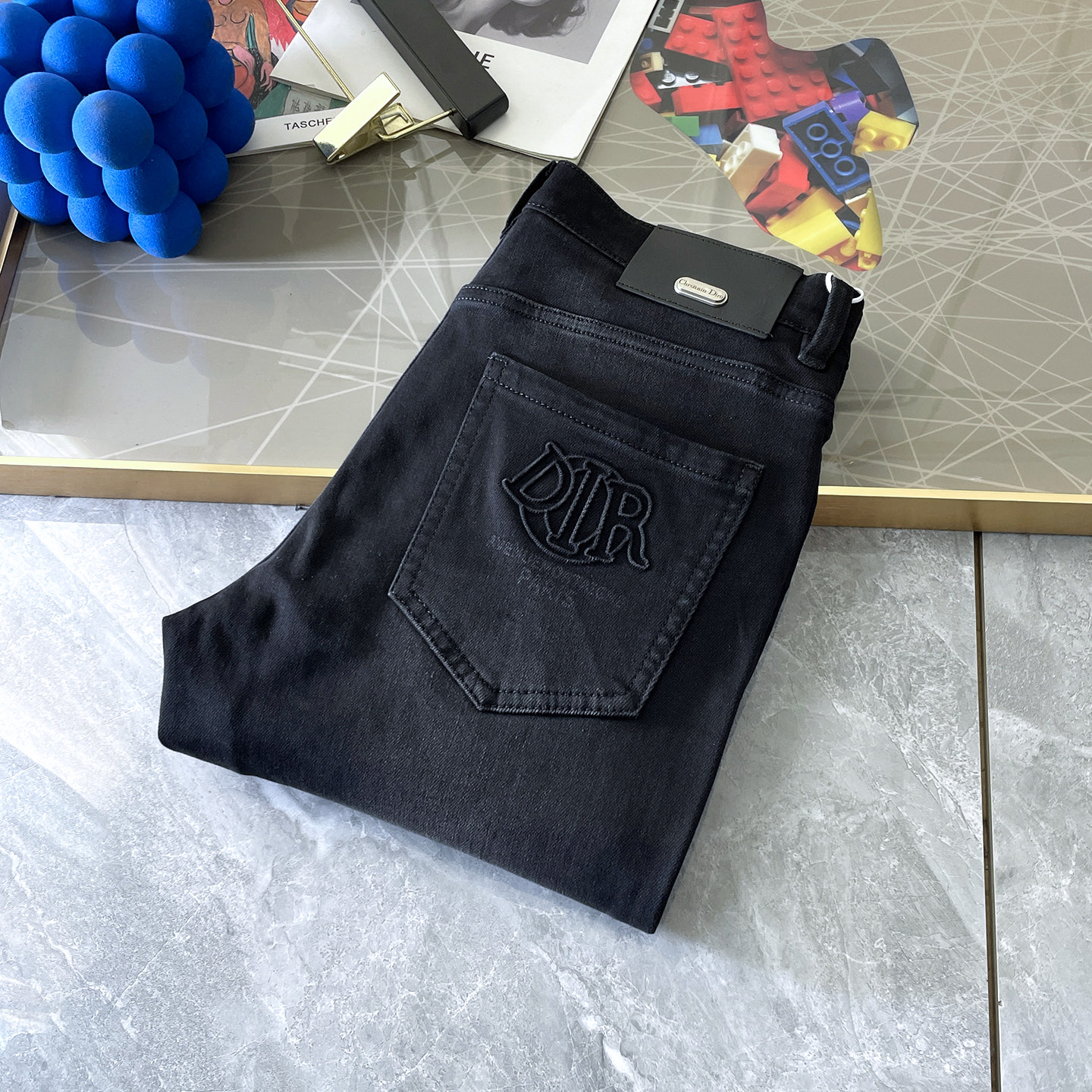 NO:547677,Dior - 2025ss Snake Year Autumn and Winter Jeans. Original 1:1 production, perfect choice for daily life, simple, atmospheric, fashionable and stylish, customized imported tannin fabric, heavy industry washing process, complex and exquisite workmanship. Easy to meet the needs of the seasons, soft and elastic, smooth and neat, original auxiliary materials, comfortable and easy to match, durable code number 29-38,,dior,jeans,alexander wang19860909迪奥- 2025ss蛇年秋冬牛仔裤.原单1:1制作,日常必备的完美之选,简单大气亦时尚有型,定制进口丹宁面料 ,重工洗水工艺,做工复杂工艺精湛.轻松迎合四季需要,手感柔软带弹力,流畅利落,原版辅料五金,上身舒适非常易搭耐看码数29-38,,dior,jeans,alexander wang,Men's clothing