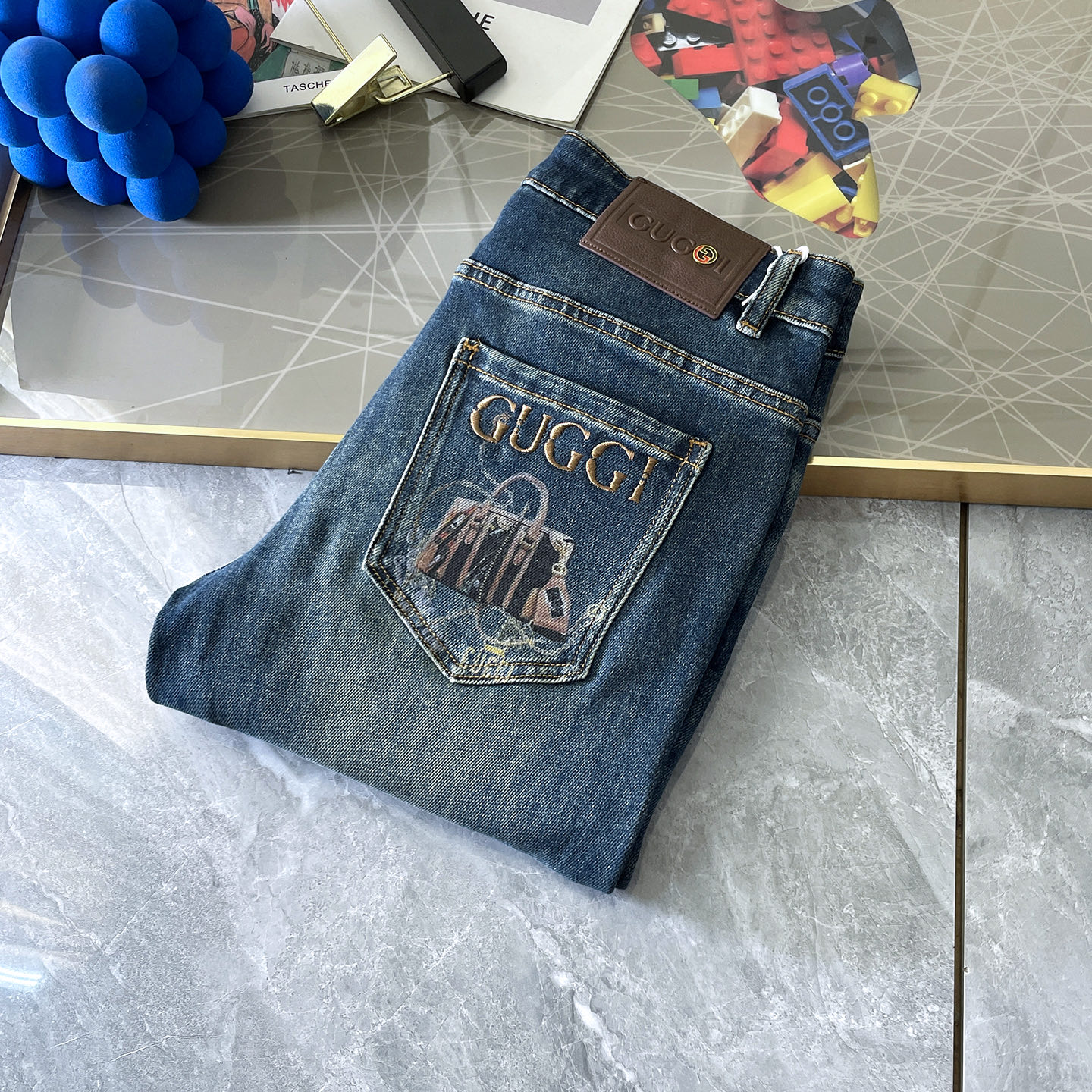 NO:547687,Guqi- 2025ss Snake Year Autumn and Winter Jeans. Original 1:1 production, perfect choice for daily life, simple, atmospheric, fashionable and stylish, customized imported tannin fabric, heavy industry washing process, complex and exquisite workmanship. Easy to cater to the needs of all seasons, soft and elastic, smooth and neat, original auxiliary hardware, comfortable and easy to match on the upper body, durable code number 29-38, jeans, alexander wang19860909古奇- 2025ss蛇年秋冬牛仔裤.原单1:1制作,日常必备的完美之选,简单大气亦时尚有型,定制进口丹宁面料 ,重工洗水工艺,做工复杂工艺精湛.轻松迎合四季需要,手感柔软带弹力,流畅利落,原版辅料五金,上身舒适非常易搭耐看码数29-38,,jeans,alexander wang,Men's clothing