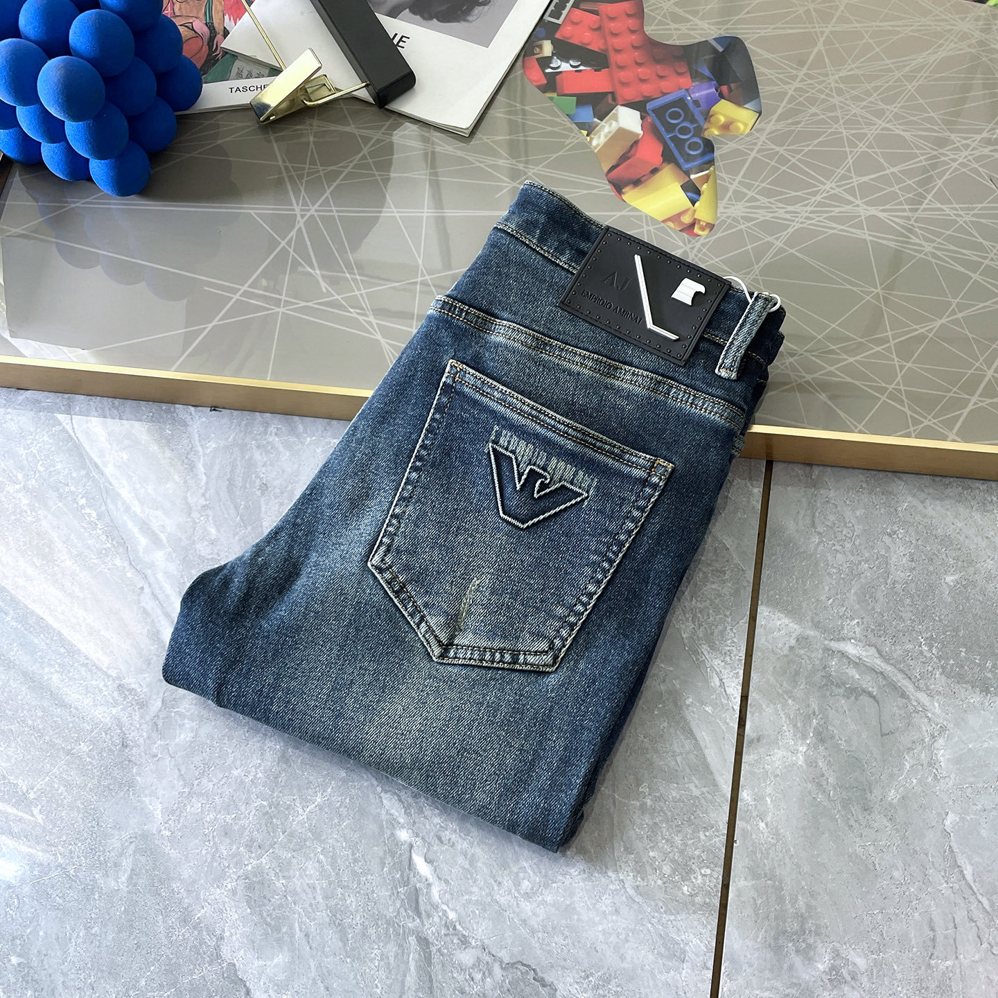 NO:547692,Armani - 2025ss Snake Year Autumn and Winter Jeans. Original 1:1 production, perfect choice for daily life, simple, atmospheric, fashionable and stylish, customized imported tannin fabric, heavy industry washing process, complex and exquisite workmanship. Easy to meet the needs of all seasons, soft and elastic, smooth and neat, original auxiliary materials, comfortable and easy to match, durable code number 29-38,,armani, jeans, alexander wang19860909阿玛尼- 2025ss蛇年秋冬牛仔裤.原单1:1制作,日常必备的完美之选,简单大气亦时尚有型,定制进口丹宁面料 ,重工洗水工艺,做工复杂工艺精湛.轻松迎合四季需要,手感柔软带弹力,流畅利落,原版辅料五金,上身舒适非常易搭耐看码数29-38,,armani,jeans,alexander wang,Men's clothing