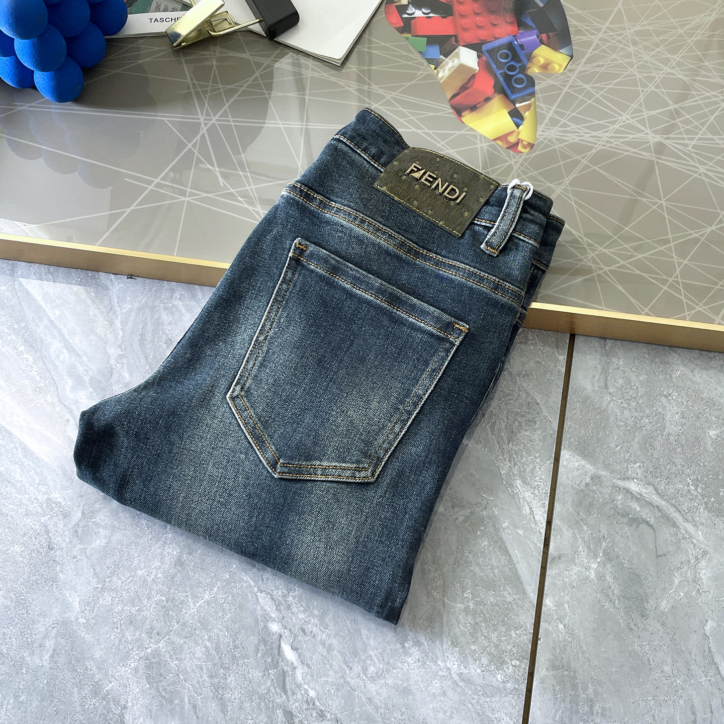 NO:547697,Fendi - 2025ss Year of the Snake Autumn and Winter Jeans. Original 1:1 production, the perfect choice for daily necessities, simple and stylish, custom imported denim fabric, heavy washing process, complex workmanship and exquisite craftsmanship. Easily cater to the needs of the four seasons, soft and elastic to the touch, smooth and neat, original accessories and hardware, comfortable upper body, very easy to wear and durable, code number 29-38,,fendi,jeans,alexander wang19860909芬迪- 2025ss蛇年秋冬牛仔裤.原单1:1制作,日常必备的完美之选,简单大气亦时尚有型,定制进口丹宁面料 ,重工洗水工艺,做工复杂工艺精湛.轻松迎合四季需要,手感柔软带弹力,流畅利落,原版辅料五金,上身舒适非常易搭耐看码数29-38,,fendi,jeans,alexander wang,Men's clothing