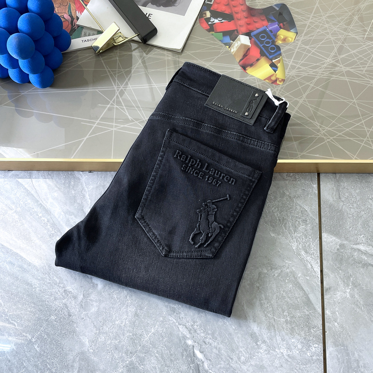 NO:547653,Paul - 2025ss Year of the Snake Autumn and Winter Jeans. Original 1:1 production, the perfect choice for daily necessities, simple and stylish, custom-made imported denim fabric, heavy washing process, complex workmanship and exquisite craftsmanship. Easily cater to the needs of the four seasons, soft and elastic to the touch, smooth and neat, original accessories and hardware, comfortable upper body, very easy to wear and durable, size 29-38, jeans, alexander wang19860909保罗- 2025ss蛇年秋冬牛仔裤.原单1:1制作,日常必备的完美之选,简单大气亦时尚有型,定制进口丹宁面料 ,重工洗水工艺,做工复杂工艺精湛.轻松迎合四季需要,手感柔软带弹力,流畅利落,原版辅料五金,上身舒适非常易搭耐看码数29-38,,jeans,alexander wang,Men's clothing