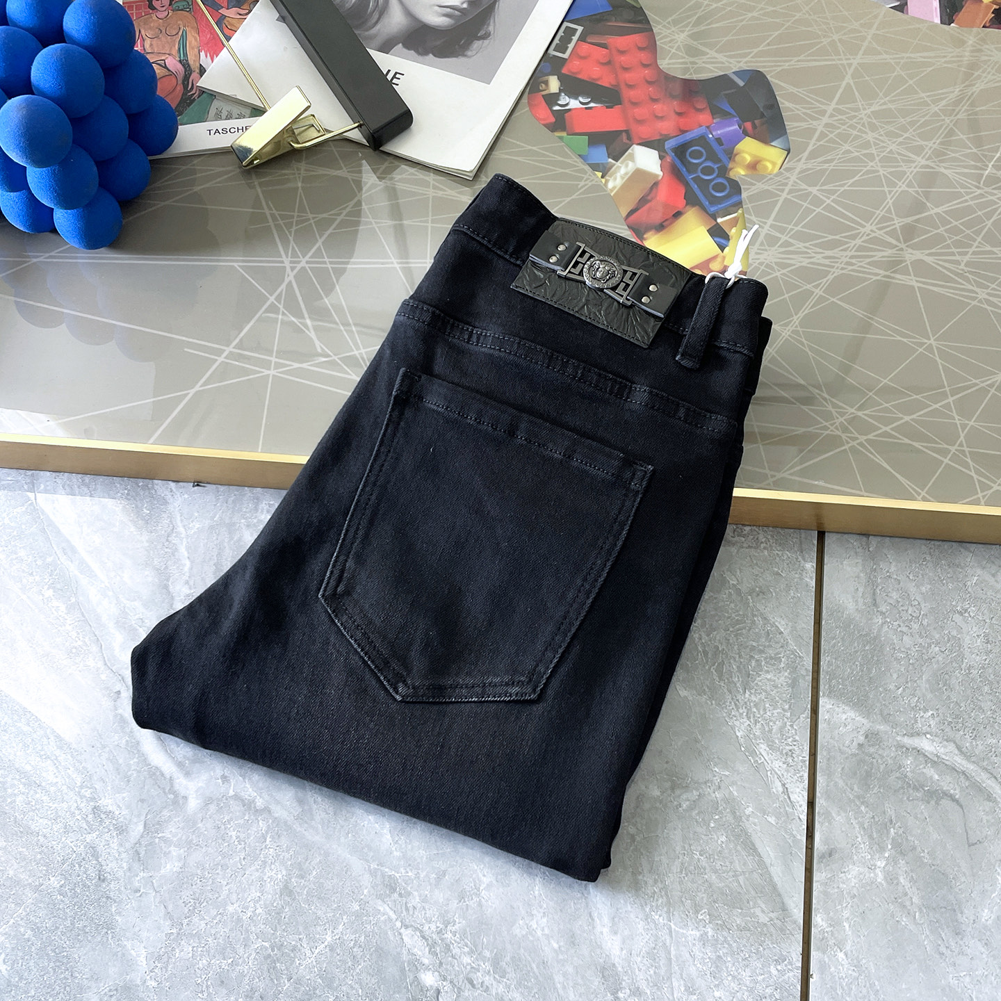 NO:547659,Versace - 2025ss Snake Year Autumn and Winter Jeans. Original 1:1 production, perfect choice for daily life, simple, atmospheric, fashionable and stylish, customized imported tannin fabric, heavy industry washing process, complex and exquisite workmanship. Easy to meet the needs of the four seasons, soft and elastic, smooth and neat, original auxiliary hardware, comfortable and easy to match on the upper body, durable code number 29-38, versace, jeans, alexander wang19860909范思哲- 2025ss蛇年秋冬牛仔裤.原单1:1制作,日常必备的完美之选,简单大气亦时尚有型,定制进口丹宁面料 ,重工洗水工艺,做工复杂工艺精湛.轻松迎合四季需要,手感柔软带弹力,流畅利落,原版辅料五金,上身舒适非常易搭耐看码数29-38,,versace,jeans,alexander wang,Men's clothing