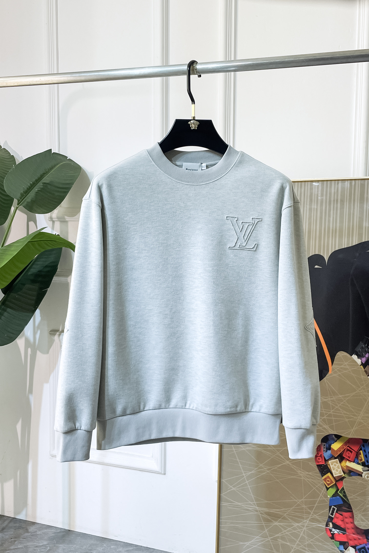 NO:570791,LV - 2025ss Autumn hot new model, the highest version of fashionable pullover sweatshirt, a must-have classic every year. Favored and respected by major stars, it uses high-end European cotton blended fabrics, heavy craftsmanship, original hardware accessories and logo design, soft and smooth, and dense texture!  Stylish upper body!  One of the impeccable must-have styles for autumn!  M-3XL loose style can wear up to 210 pounds!  ,,louis vuitton,hoodie,sweatshirts,alexander wang19860909LV - 2025ss秋季大爆新款,最高版本时尚套头卫衣、每年必出的经典之作.受各大明星的青睐推崇,精选高端欧棉混纺面料,重工艺制作,原版五金辅料logo设计,柔软顺滑,质地密实！上身时尚有型！秋季无可挑剔必选款式之一！M-3XL 宽松款 最大可穿210斤！,,louis vuitton,hoodie,sweatshirts,alexander wang,Men's clothing