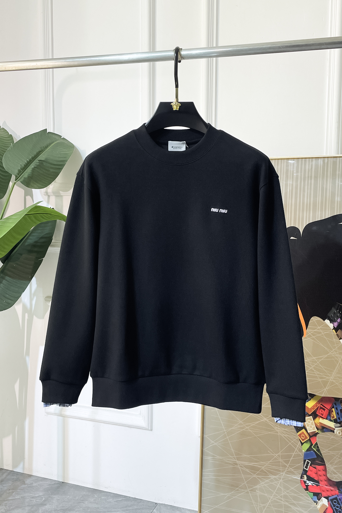 NO:547689,LV - 2025ss autumn new model, the highest version of fashionable pullover sweatshirt, a must-have classic work every year. It is favored and praised by major stars, and is selected with high-end European cotton blend fabrics, heavy craftsmanship production, original hardware and auxiliary material logo design, soft and smooth, and dense texture!  Fashionable and stylish upper body!  One of the impeccable must-choose styles for autumn!  M-3XL loose style can wear up to 210 catties!  , louis vuitton,hoodie,sweatshirts,alexander wang19860909LV - 2025ss秋季大爆新款,最高版本时尚套头卫衣、每年必出的经典之作.受各大明星的青睐推崇,精选高端欧棉混纺面料,重工艺制作,原版五金辅料logo设计,柔软顺滑,质地密实！上身时尚有型！秋季无可挑剔必选款式之一！M-3XL 宽松款 最大可穿210斤！,,louis vuitton,hoodie,sweatshirts,alexander wang,Men's clothing