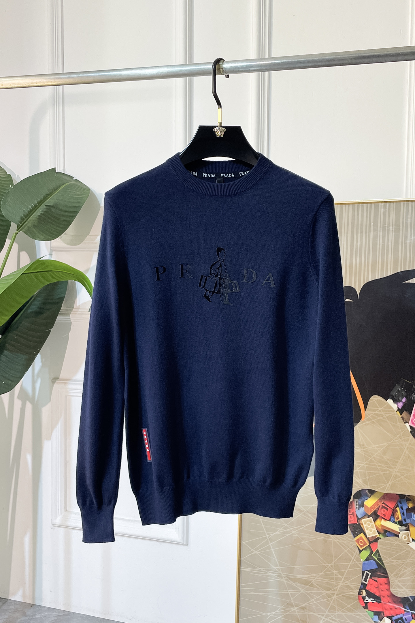 NO:547694,Prada - 2025ss autumn and winter big hit official website, the same sweater, the latest autumn and winter style!  High-quality imported Italian wool fabric, high-density knitted, versatile sweaters, and shirts underwear are all very handsome!  Logo logo!  It is more durable and less likely to deform. It has excellent styles and can be easily held in all styles. It also needs to be collected for the fabrics!  The classic fashion decorations that are sought after every year have become popular all over the world!  Code number M-4XL, prada, sweaters,shirts,alexander wang19860909普拉达 - 2025ss秋冬季大爆款官网同款毛衣,秋冬最新款！高品质意大利进口羊毛面料,高密度针织,百搭毛衣,内搭衬衫都帅气十足！Logo标志！更耐穿更加不易变形,版型极好,各种风格都能轻松HOLD住,冲着版型面料也要收的类型！年年被追捧的经典时尚装饰已经风靡全球！码数M-4XL,,prada,sweaters,shirts,alexander wang,Men's clothing