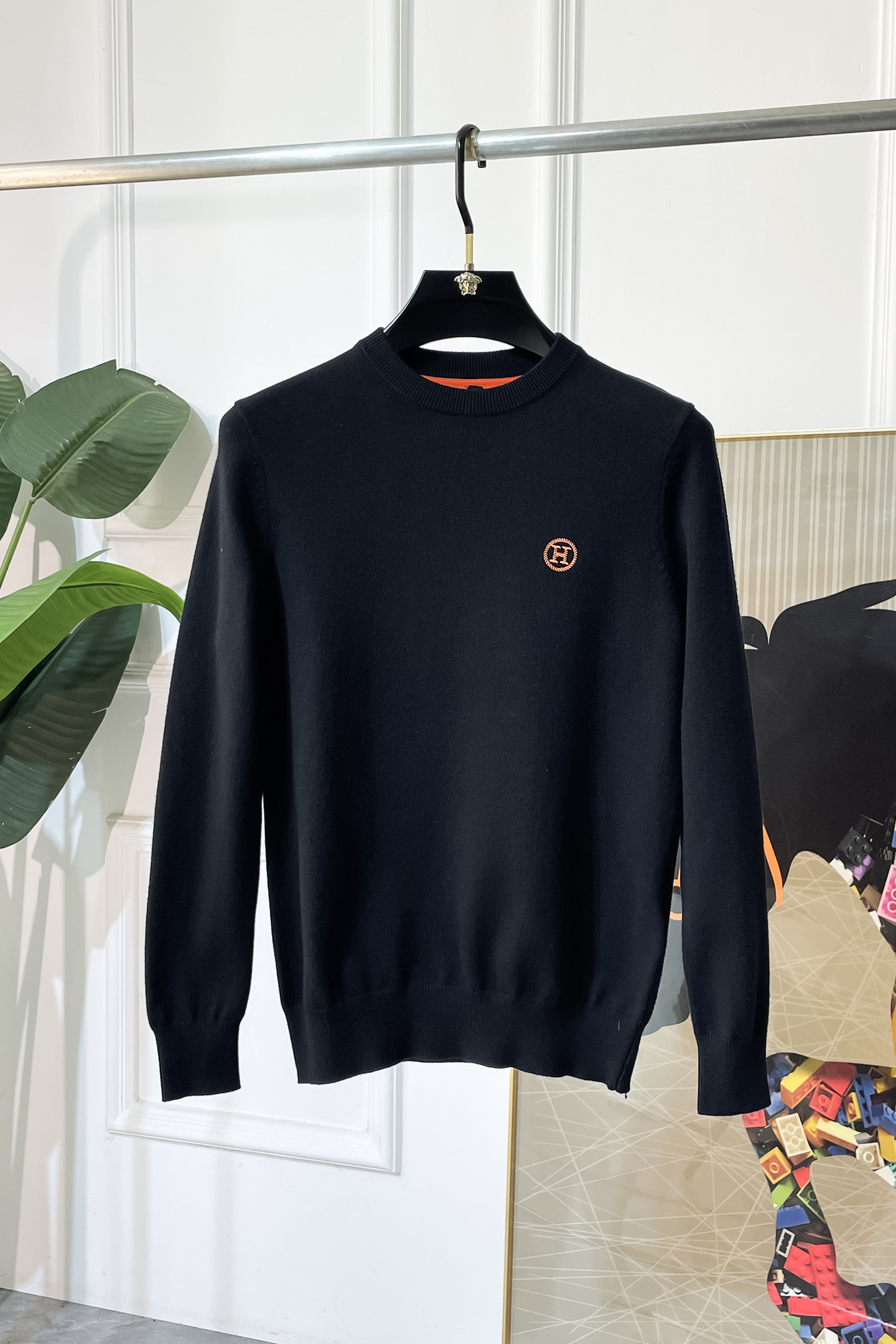 NO:547700,Hermas-2025ss autumn and winter big hit official website, the same sweater, the latest autumn and winter style!  High-quality imported Italian wool fabric, high-density knitted, versatile sweaters, and shirts underwear are all very handsome!  Logo logo!  It is more durable and less likely to deform. It has excellent styles and can be easily held in all styles. It also needs to be collected for the fabrics!  The classic fashion decorations that are sought after every year have become popular all over the world!  Code number M-4XL, hermes, sweaters,shirts,alexander wang19860909爱玛仕- 2025ss秋冬季大爆款官网同款毛衣,秋冬最新款！高品质意大利进口羊毛面料,高密度针织,百搭毛衣,内搭衬衫都帅气十足！Logo标志！更耐穿更加不易变形,版型极好,各种风格都能轻松HOLD住,冲着版型面料也要收的类型！年年被追捧的经典时尚装饰已经风靡全球！码数M-4XL,,hermes,sweaters,shirts,alexander wang,Men's clothing